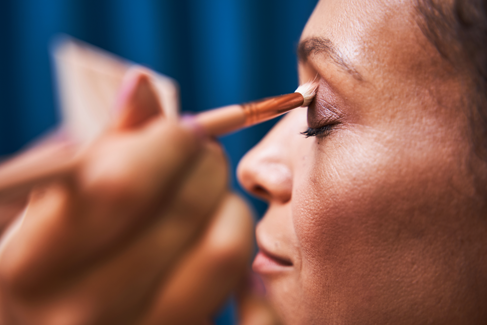 Maquillage yeux marron 3 la base - fard à paupière violet - maquiller les yeux