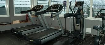 treadmills in a gym 