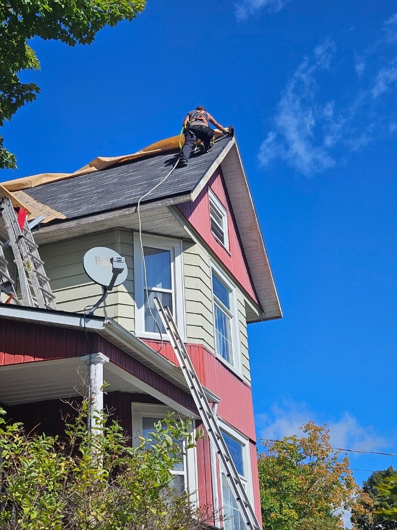 A picture of Armadura shingles being installed by a roofer.