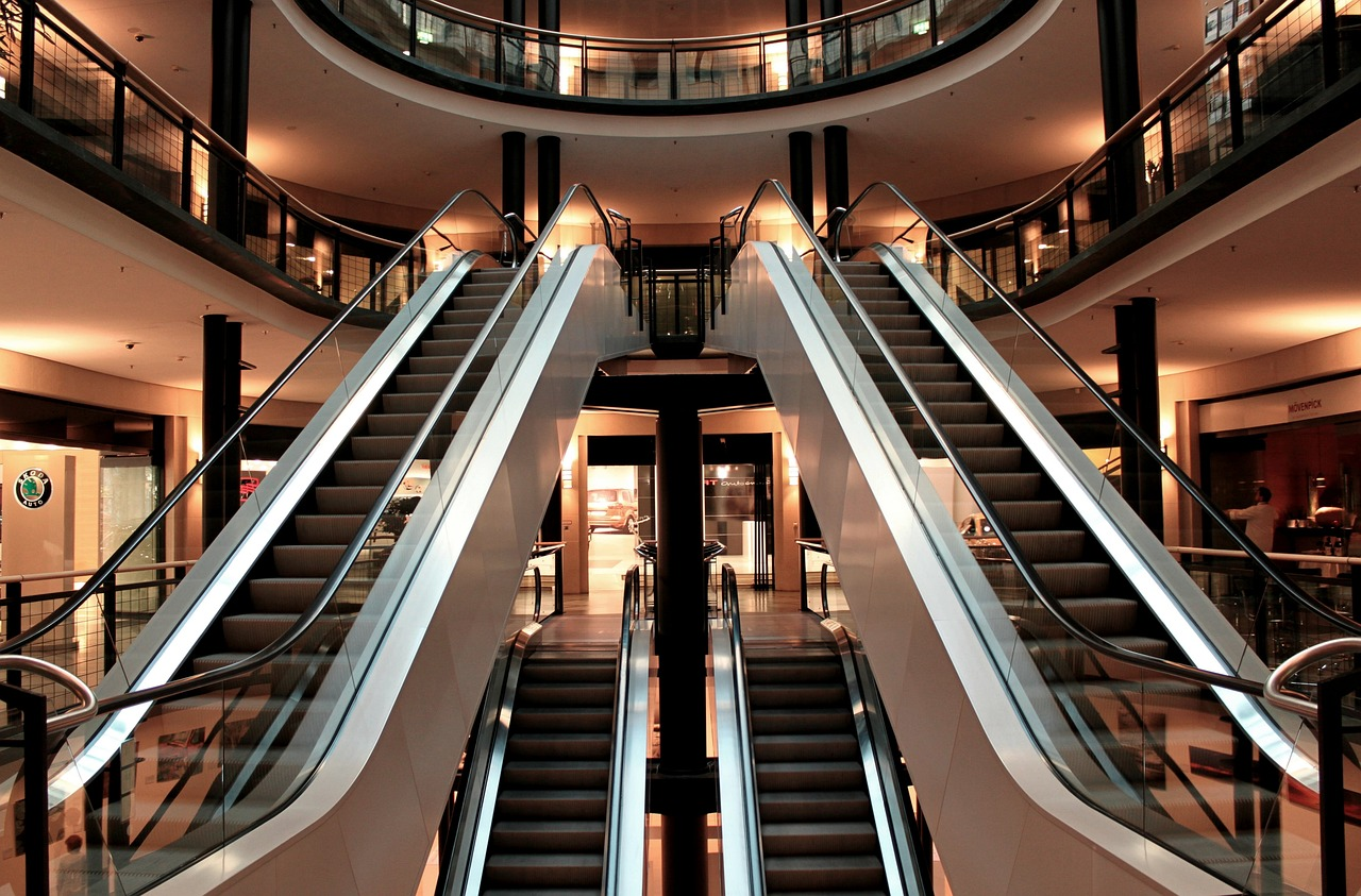 An image of the escalator of a shopping mall to research humidifiers benefits.