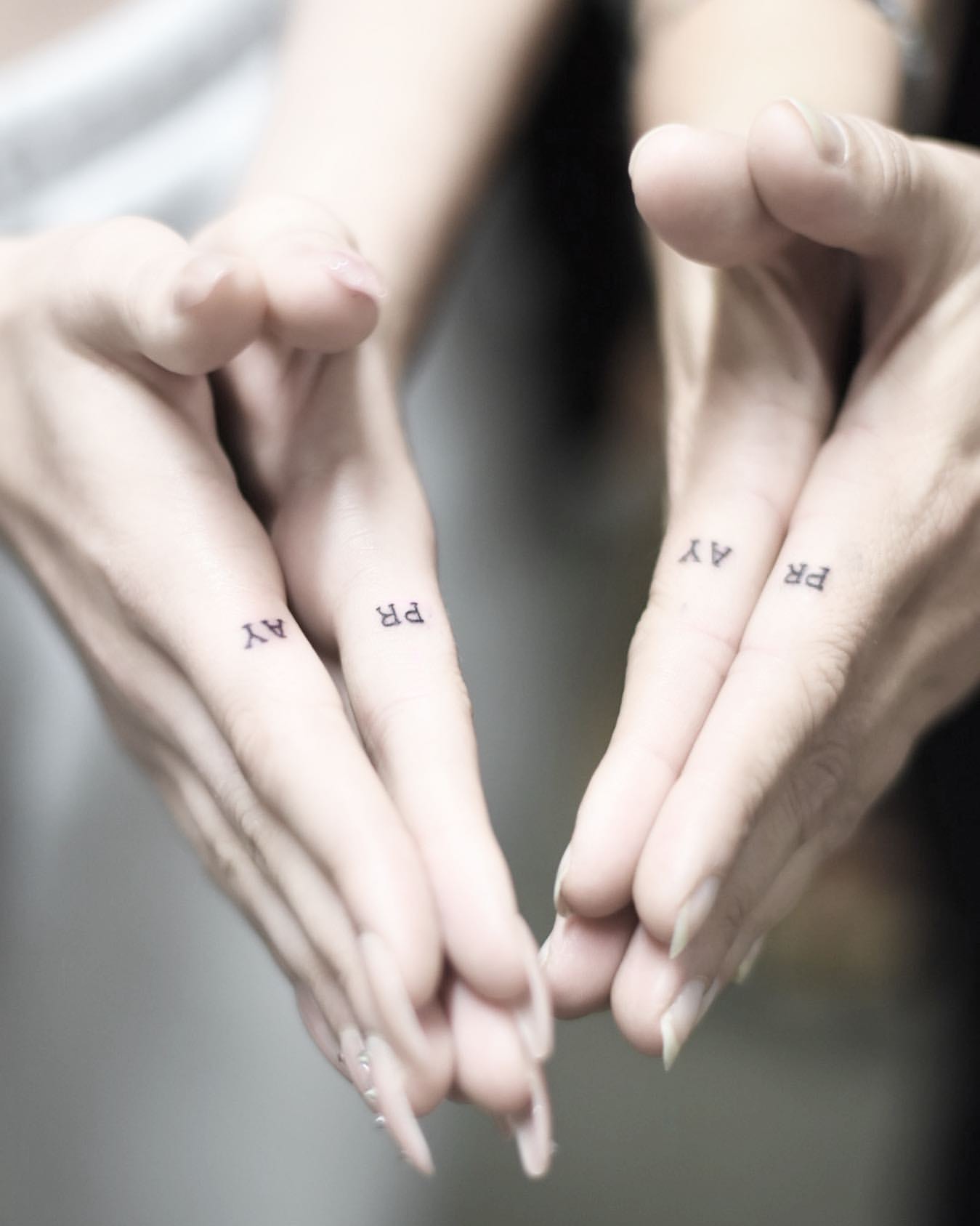 Pray Tattoo auf dem Finger