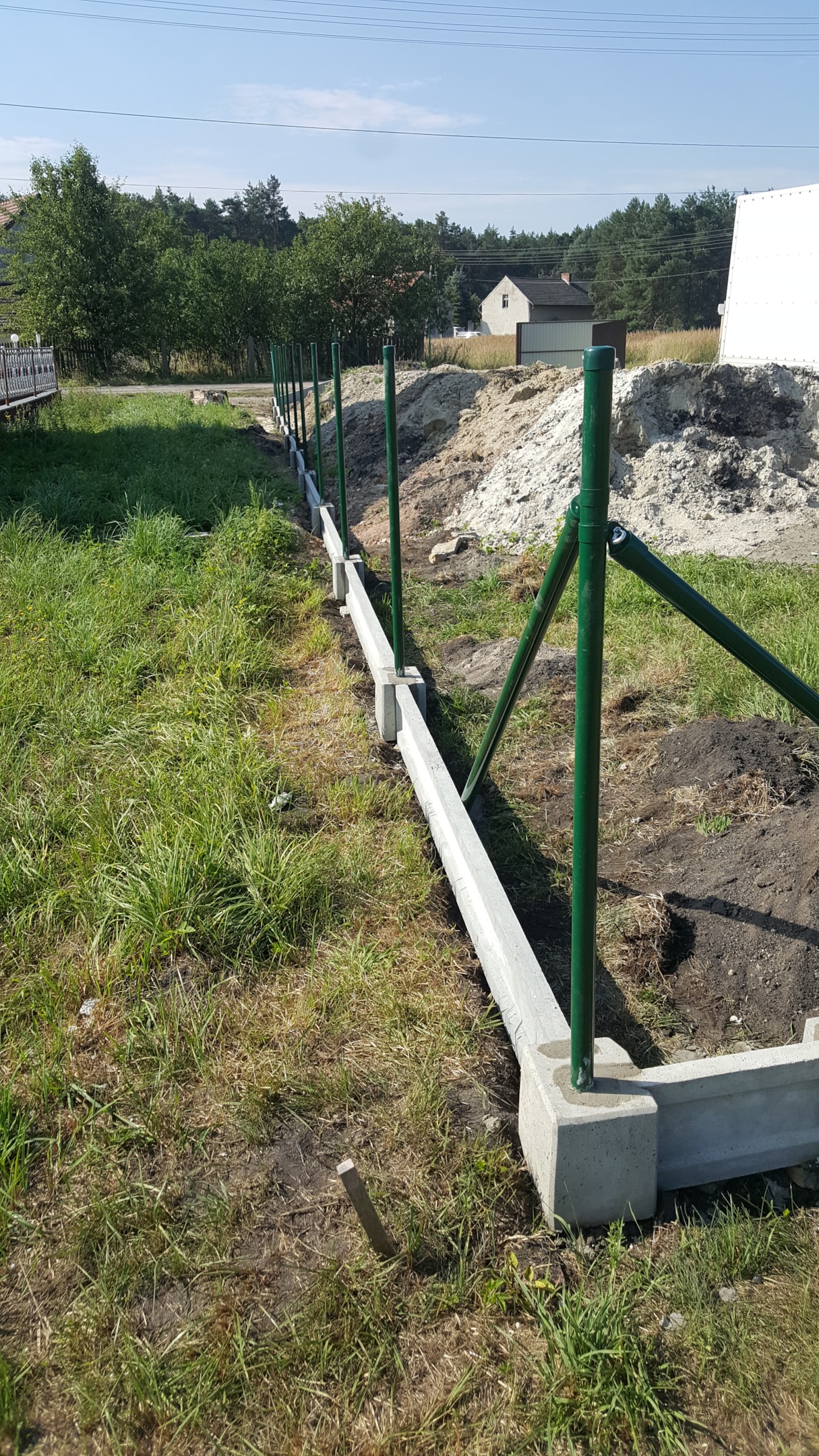 podmurówka betonowa z łącznikami