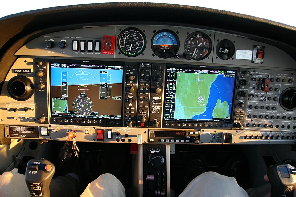 Garmin g1000 glass cockpit display
