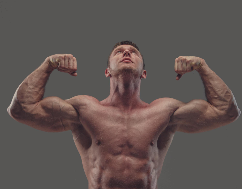 O whey protein auxilia no processo de ganho de massa muscular. Fonte da imagem: Freepik.
