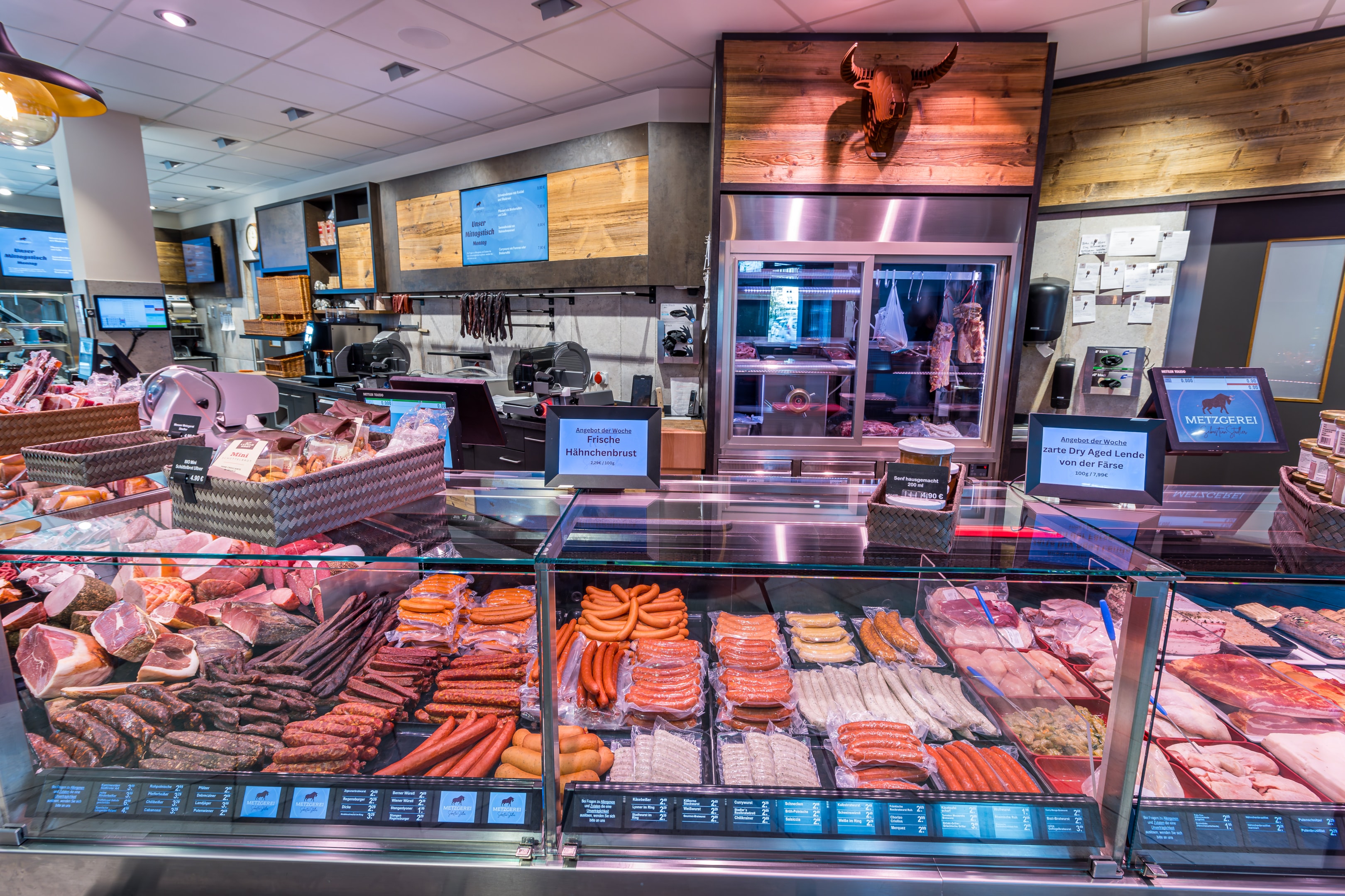 Unsere Theke - täglich frisch befüllt mit der besten Fleisch- und Wirstauswahl.