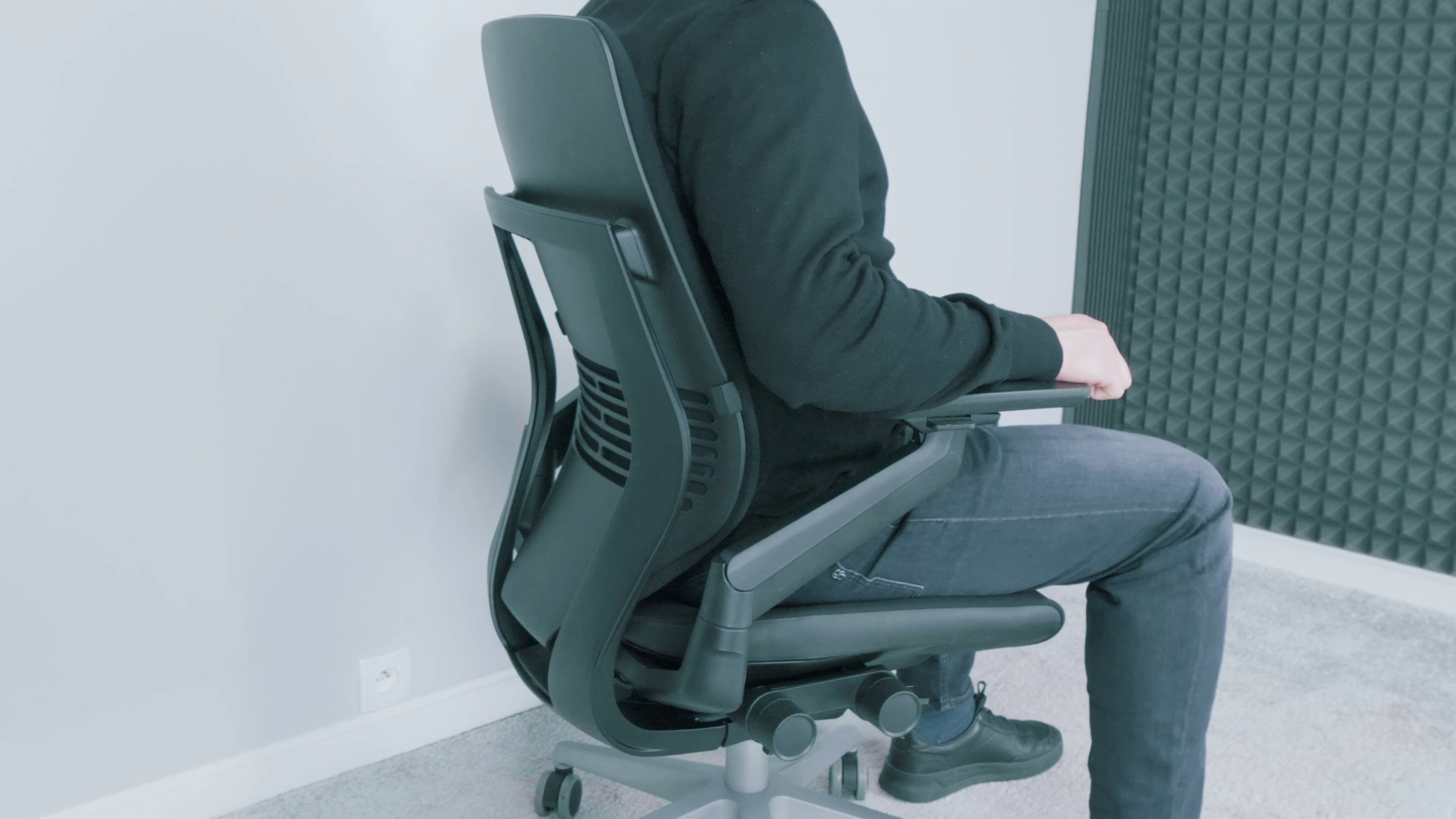 Steelcase Leap V2 vs Steelcase Gesture – który fotel ergonomiczny wybrać? 9 Praca oparacia w Steelcase Gesture. Źródło: Brastech