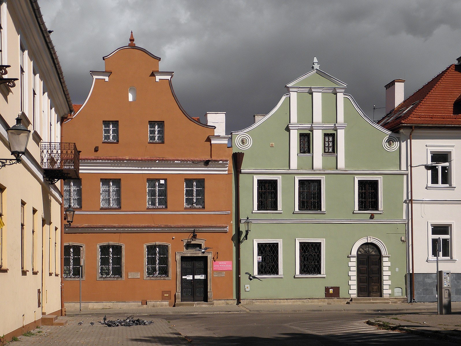 Radomski rynek i kamieniczki w kolorze miedzianym i oliwkowym, które są nazwane domem Esterki i Gąski. Źródło: https://commons.wikimedia.org/wiki/File:Radom.Rynek_4,5_01.jpg