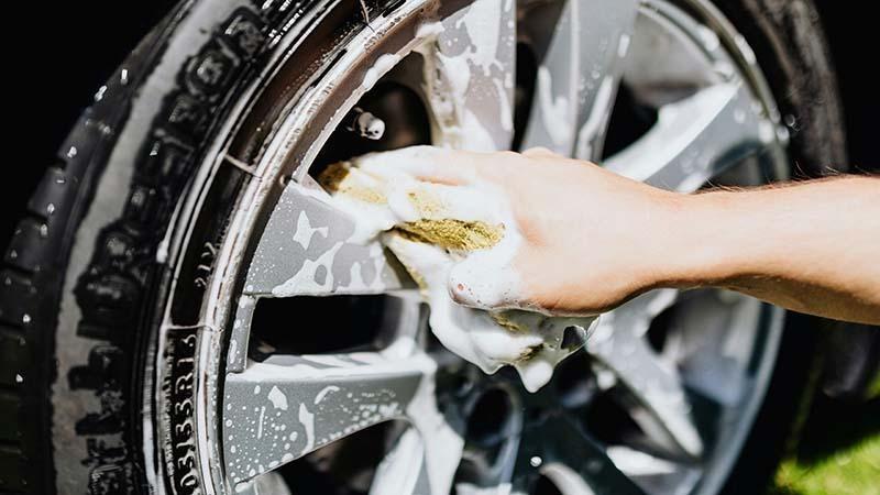 Washing tyre rims with an old microfiber cloth