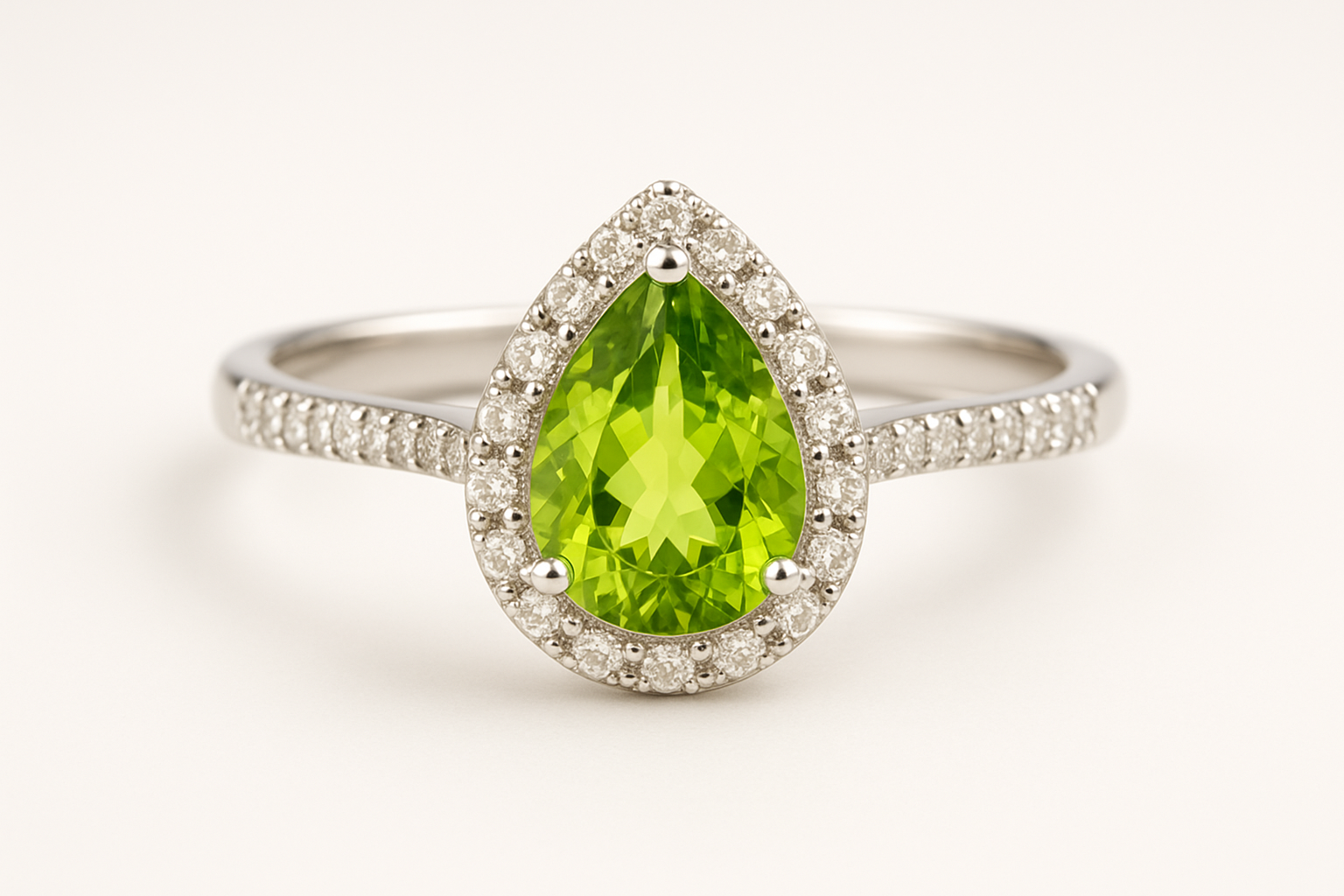 Auksinis žiedas su ovalo formos mėlynu topazu centre ir smulkių deimantų halo, pristatytas ant balto fono, prabangus juvelyrikos dizainas