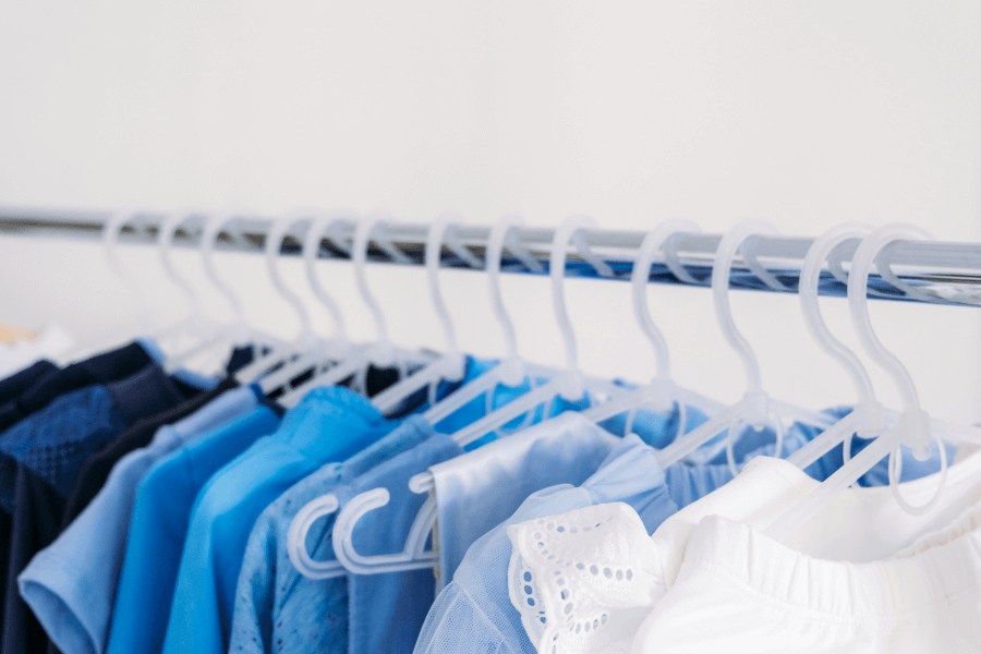 ubrania w kolorze niebieskim