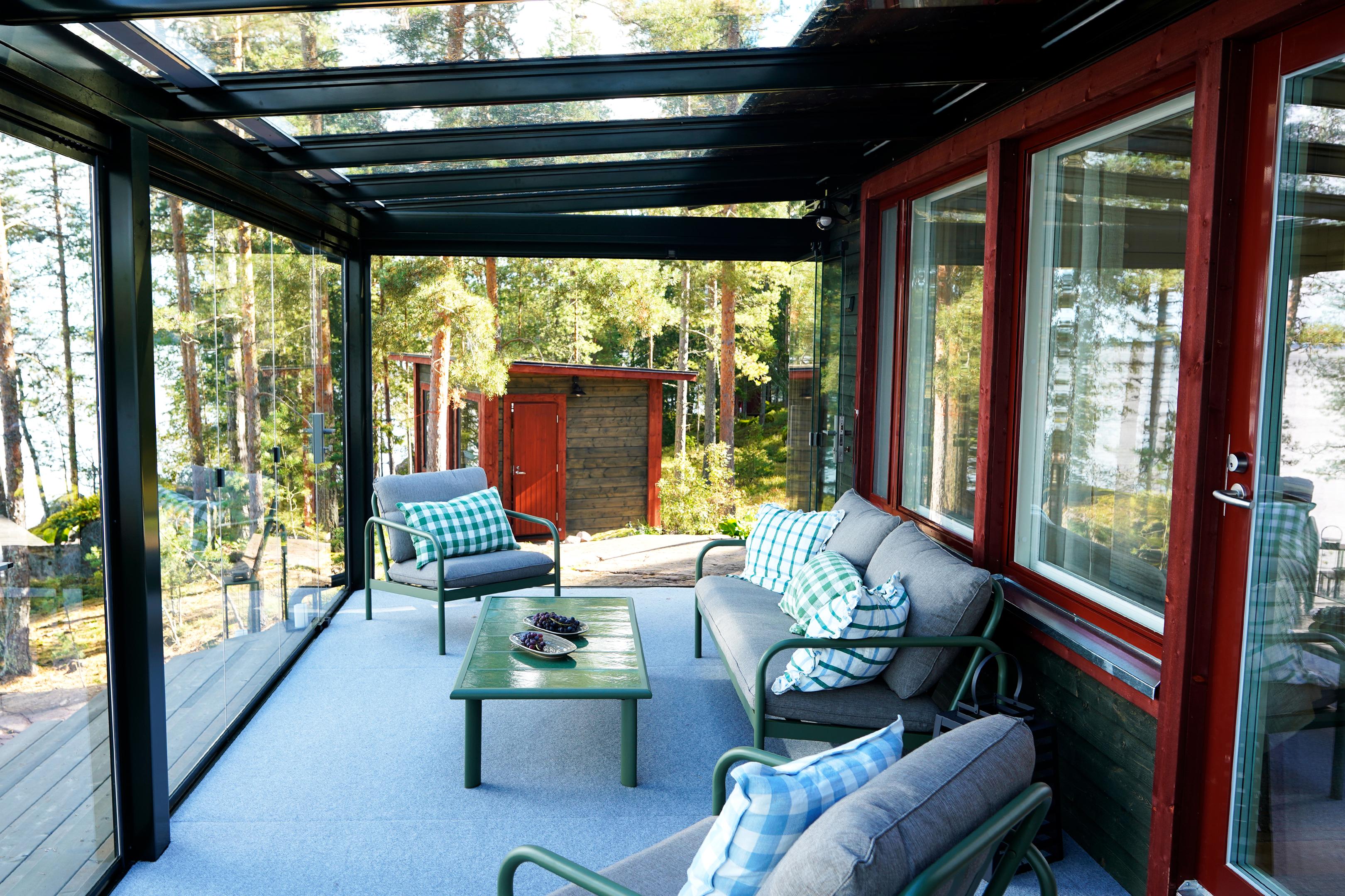 Terassilla on tilaa sohvaryhmälle remontin jälkeen. 