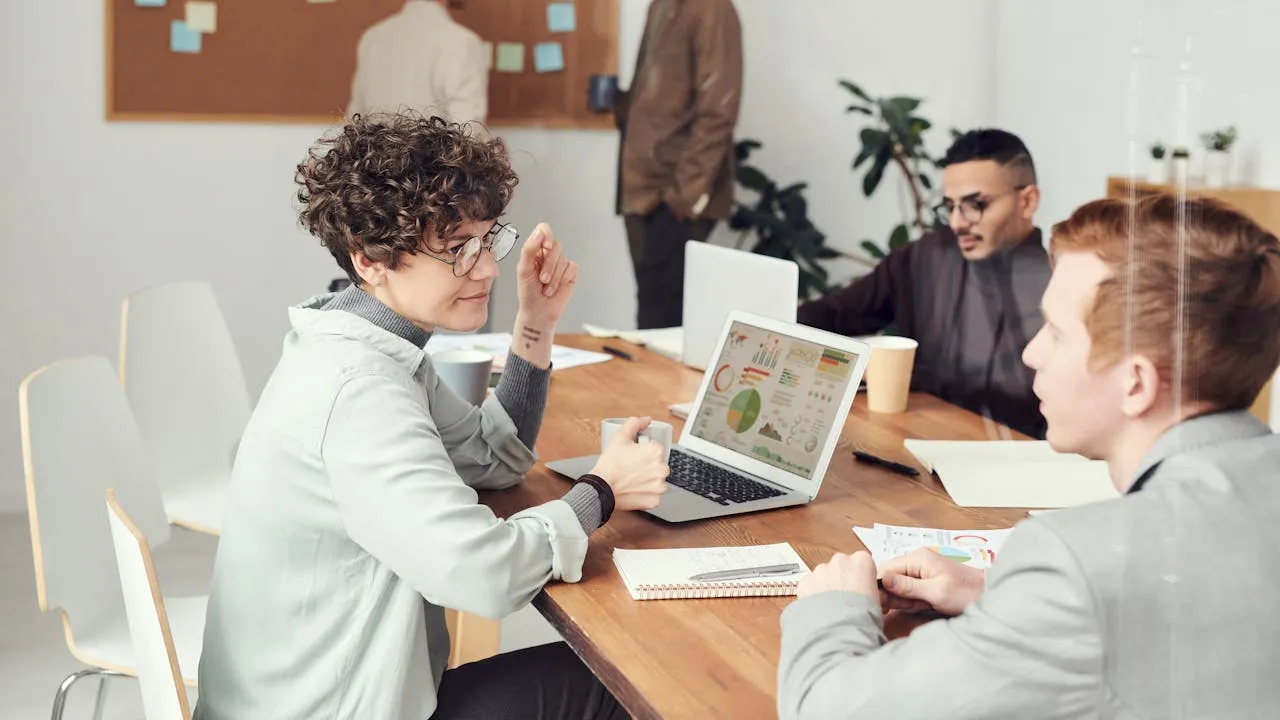 équipe RH travaillant sur le communication interne