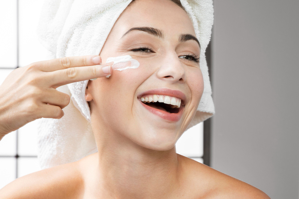 O hidratante facial, além de reter a umidade na pele, aumenta a eficácia de outros produtos. Fonte da imagem: Freepik.