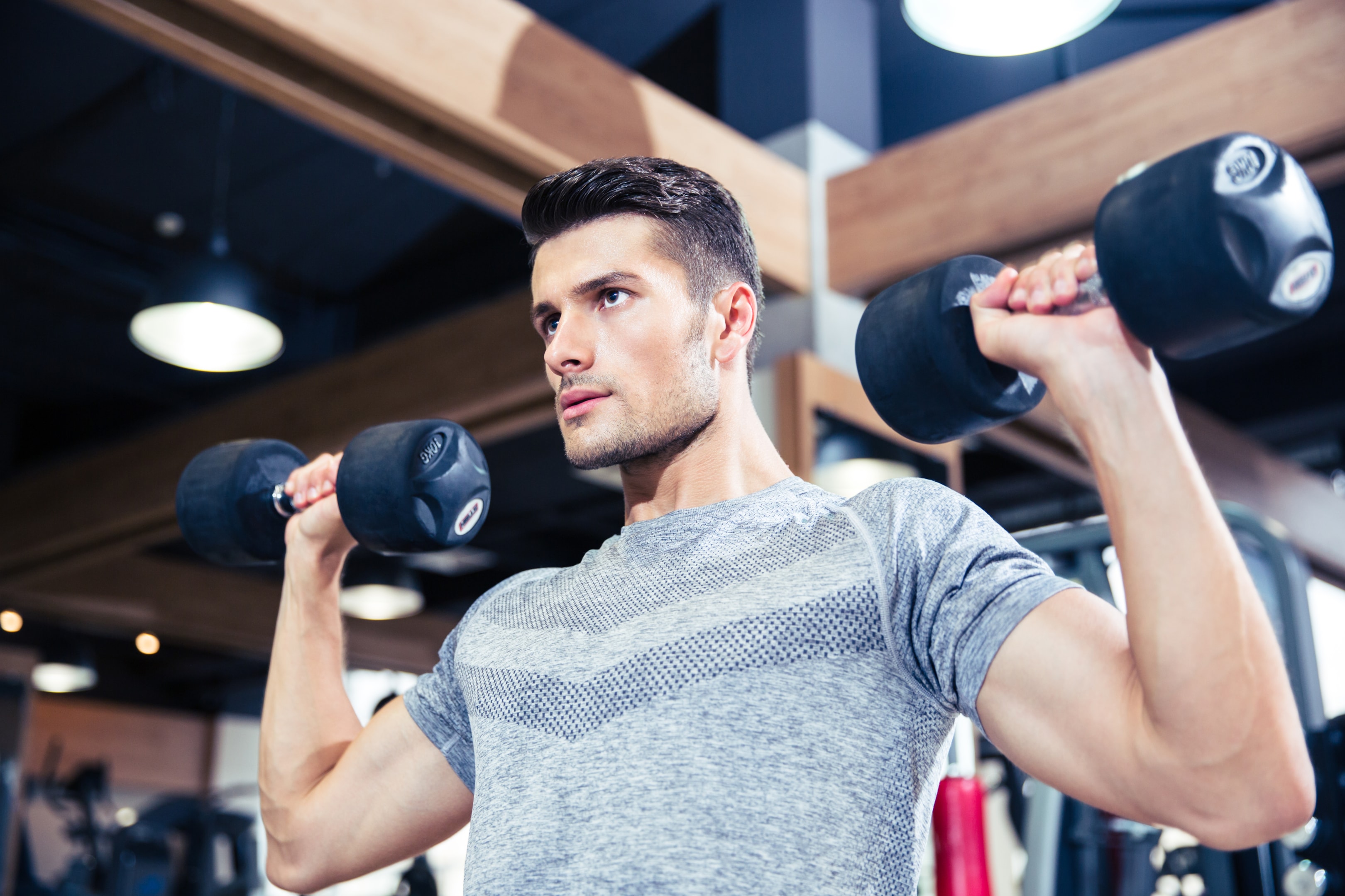 Von Muskeln Bis Metabolismus: Wie Krafttraining Dein Leben Verändern Kann! 27 Mann trainiert für eine erhöhte muskelmasse