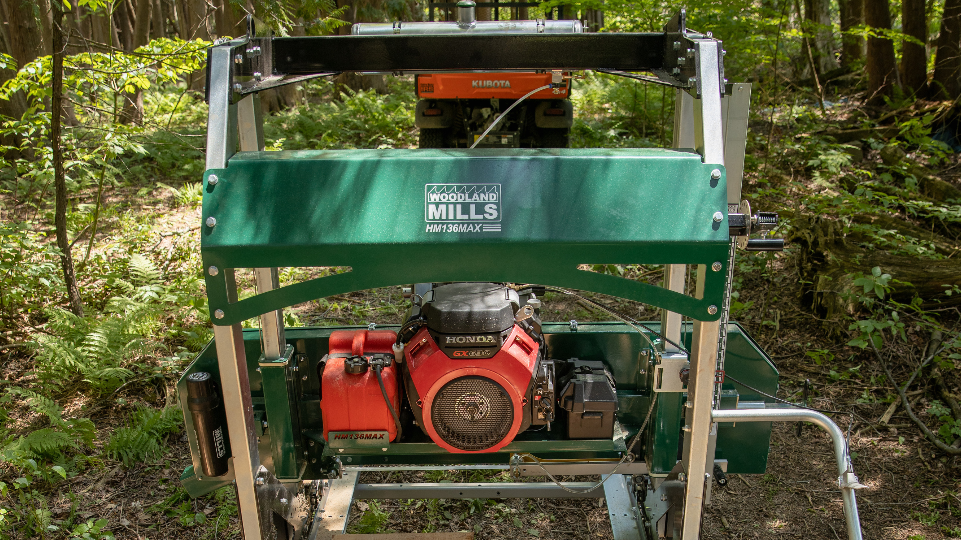 Le moteur Honda d'une scierie portable HM136MAX de Woodland Mills, utilisée pour fabriquer des dalles pour une entreprise de bois d'œuvre.