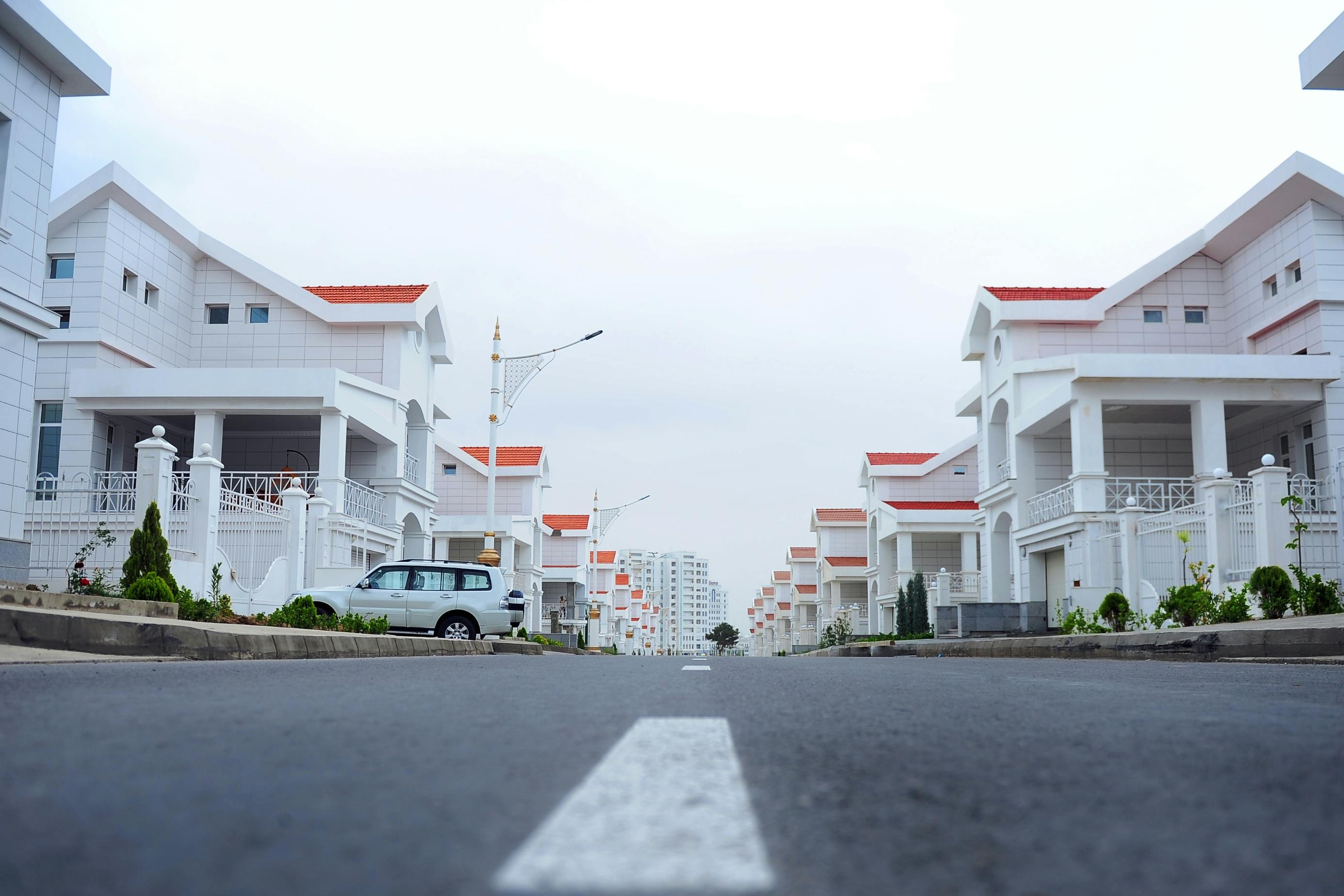 Rows of townhomes in city near the beach, some of which are targeted by investor for code violations.