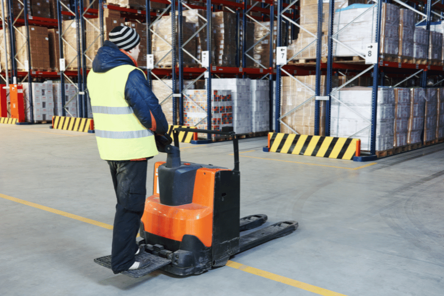 wózek unoszący z operatorem