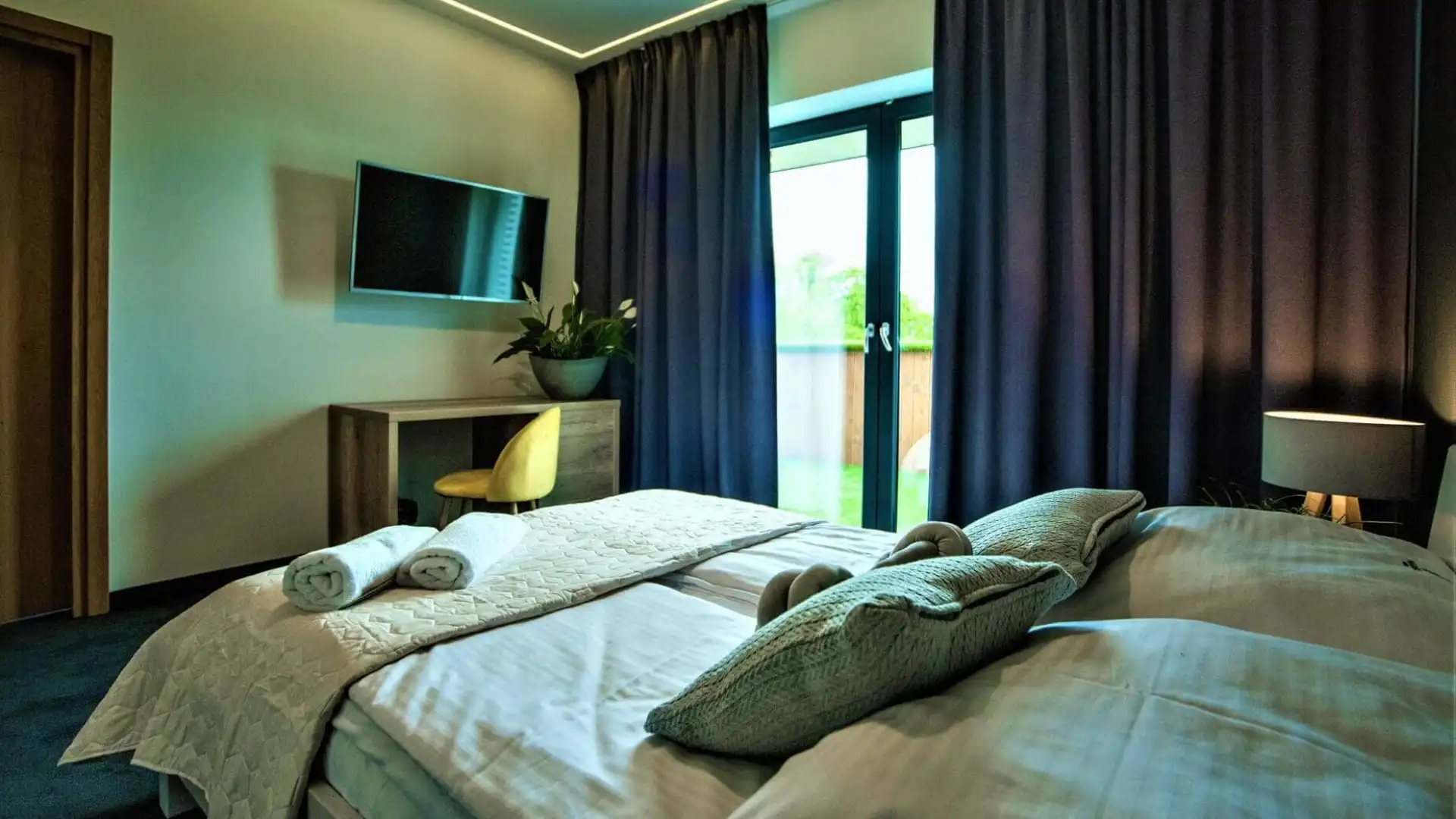 Hotel w lesie nad jeziorem - wygodne pokoje