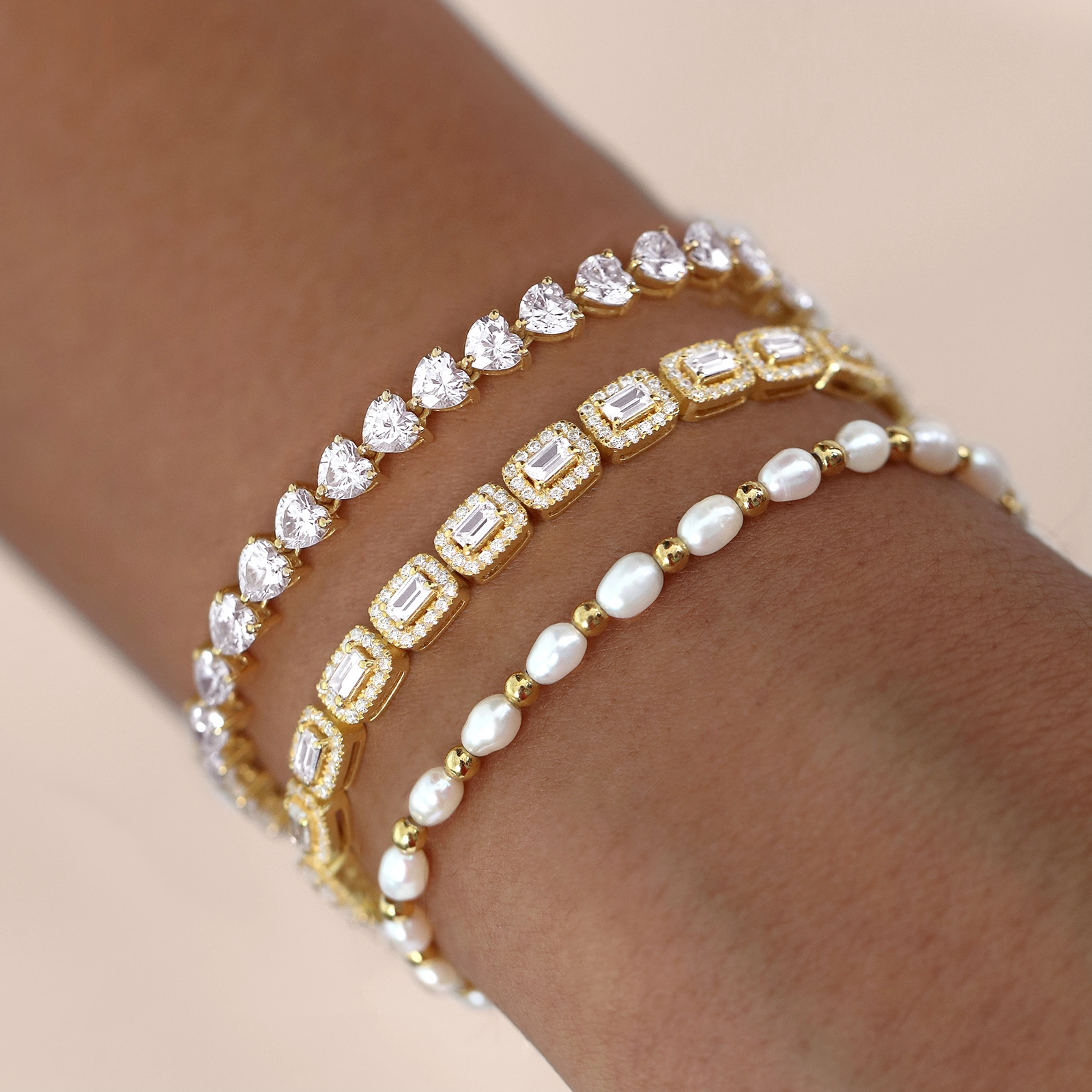 Braccialetti tennis con diamanti luminosi, che mostrano eleganza e stile&quot;.