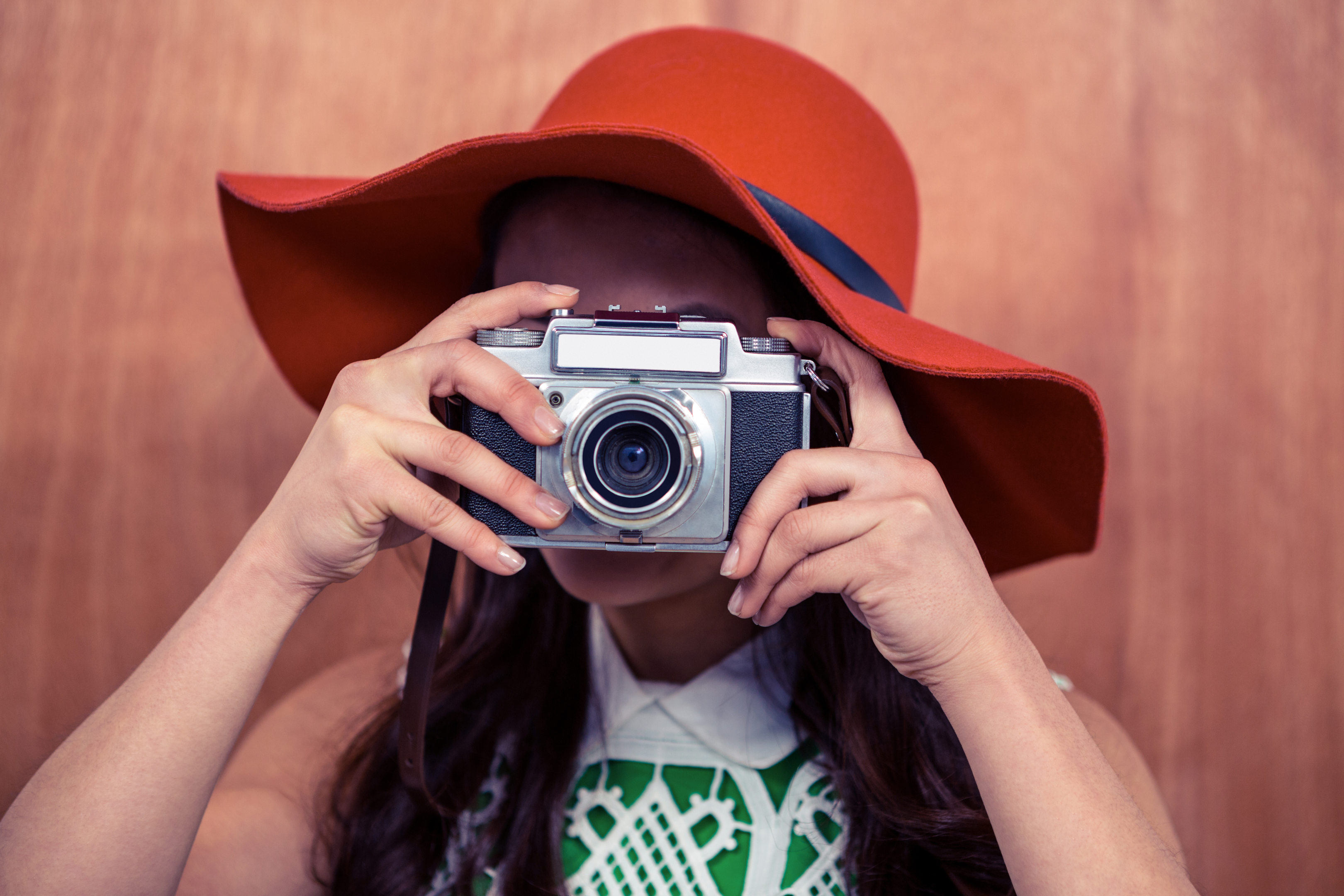 Fotoleinwand kaufen (https://elements.envato.com/woman-with-hat-taking-photograph-with-camera-again-P6JSJNA)