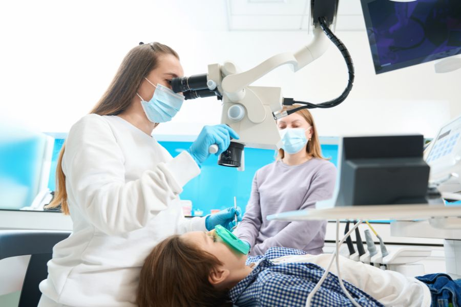 Ile kosztuje leczenie kanałowe zęba pod mikroskopem