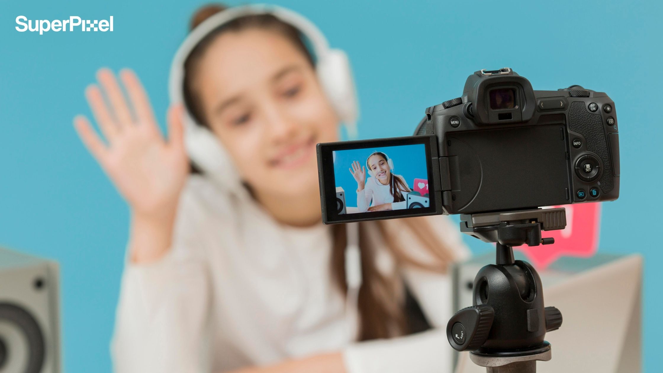 Behind the scenes of filming an introductory video (dok.freepik)