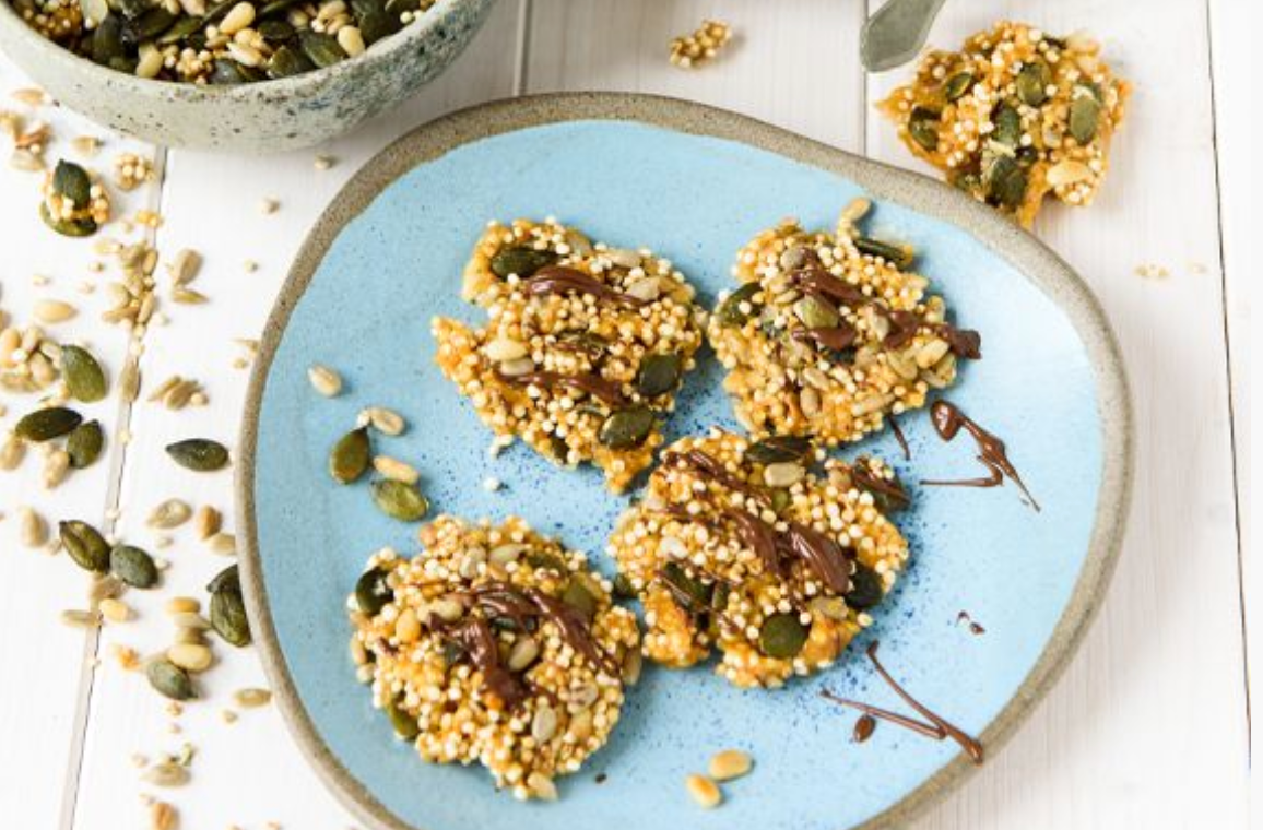 Diese knusprigen Taler kombinieren Salatkerne mit gepufftem Quinoa