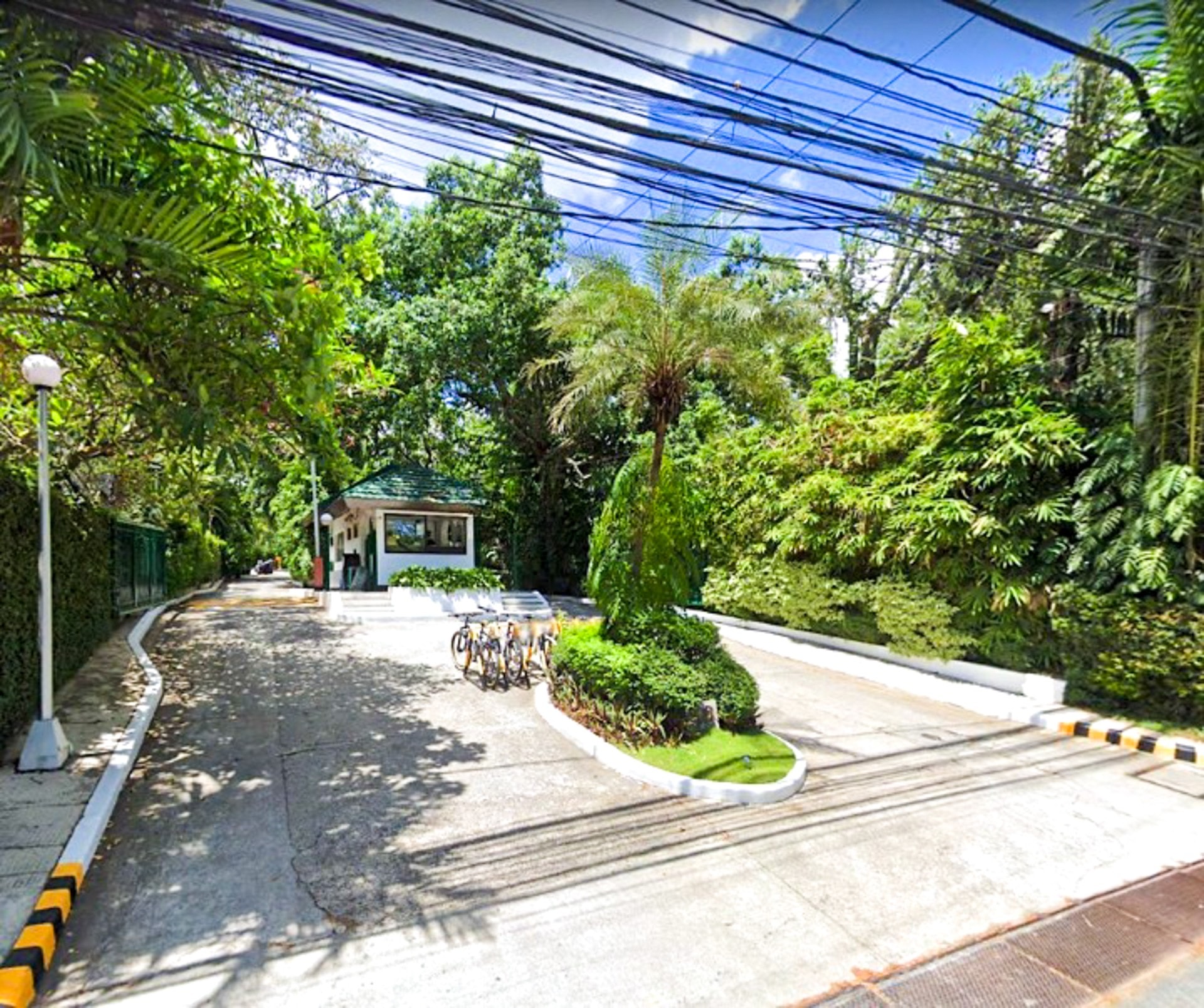 3-bedroom Townhouse with pool in Kasiyahan Homes, Makati City https://housinginteractive.com.ph/property/makati-forbes-park-sr-32610