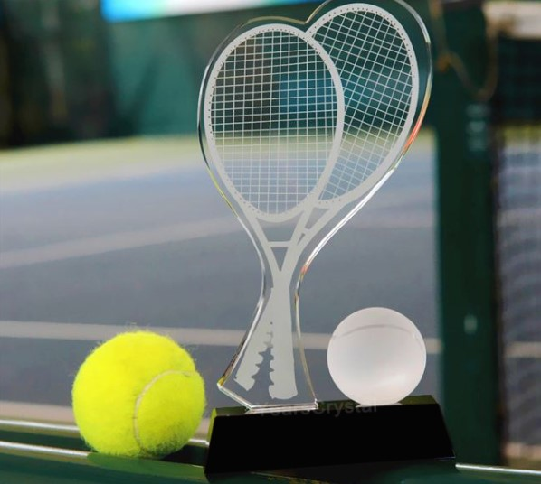 Un trophée de tennis personnalisé est un cadeau parfait pour le passionné de tennis dans votre vie.