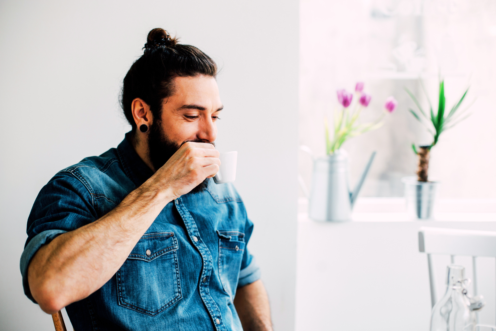 Homem branco prova xícara de café. Rg Studio de Getty Images - Canva.