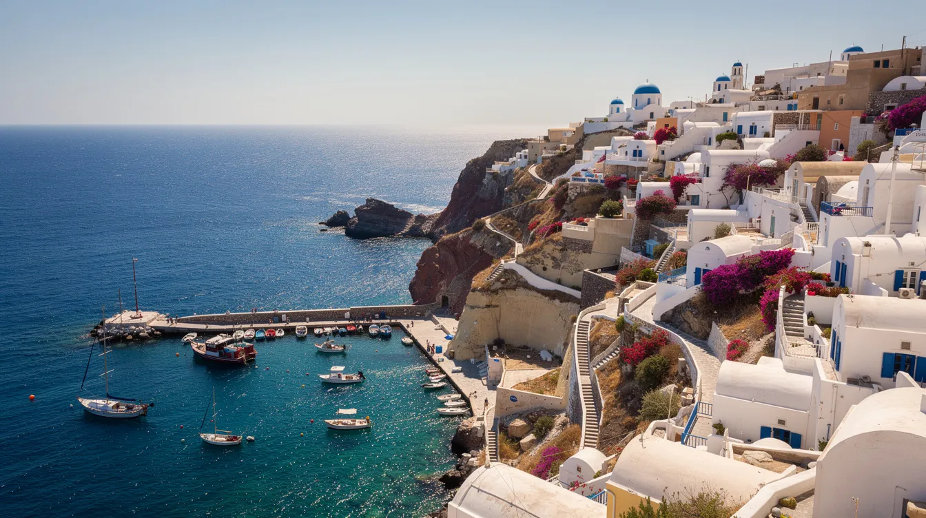 Vista panorâmica da ilha grega de Zakynthos, com vilarejos brancos aninhados nas encostas e o mar Egeu de um azul intenso ao fundo. Barcos estão ancorados no porto, enquanto a paisagem destaca as belezas naturais da região, incluindo praias famosas como Navagio Beach e as impressionantes Blue Caves.
