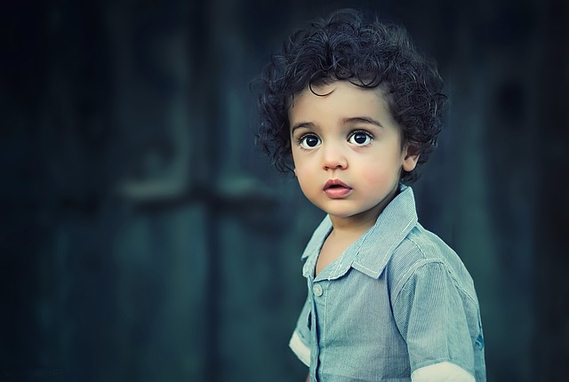 Niño en una lección