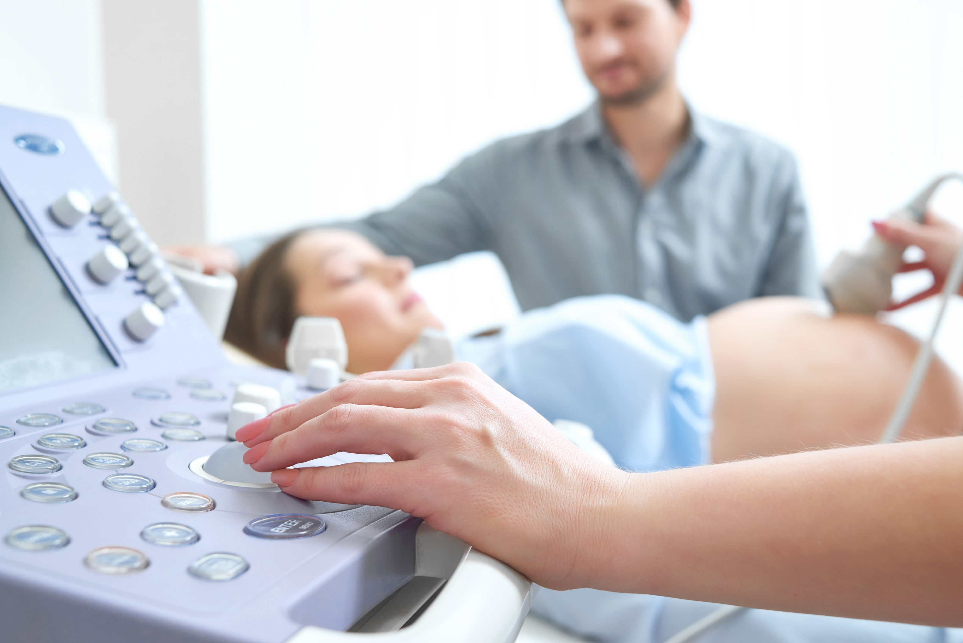 Mulher grávida realizando ultrassonografia. Fonte: Freepik