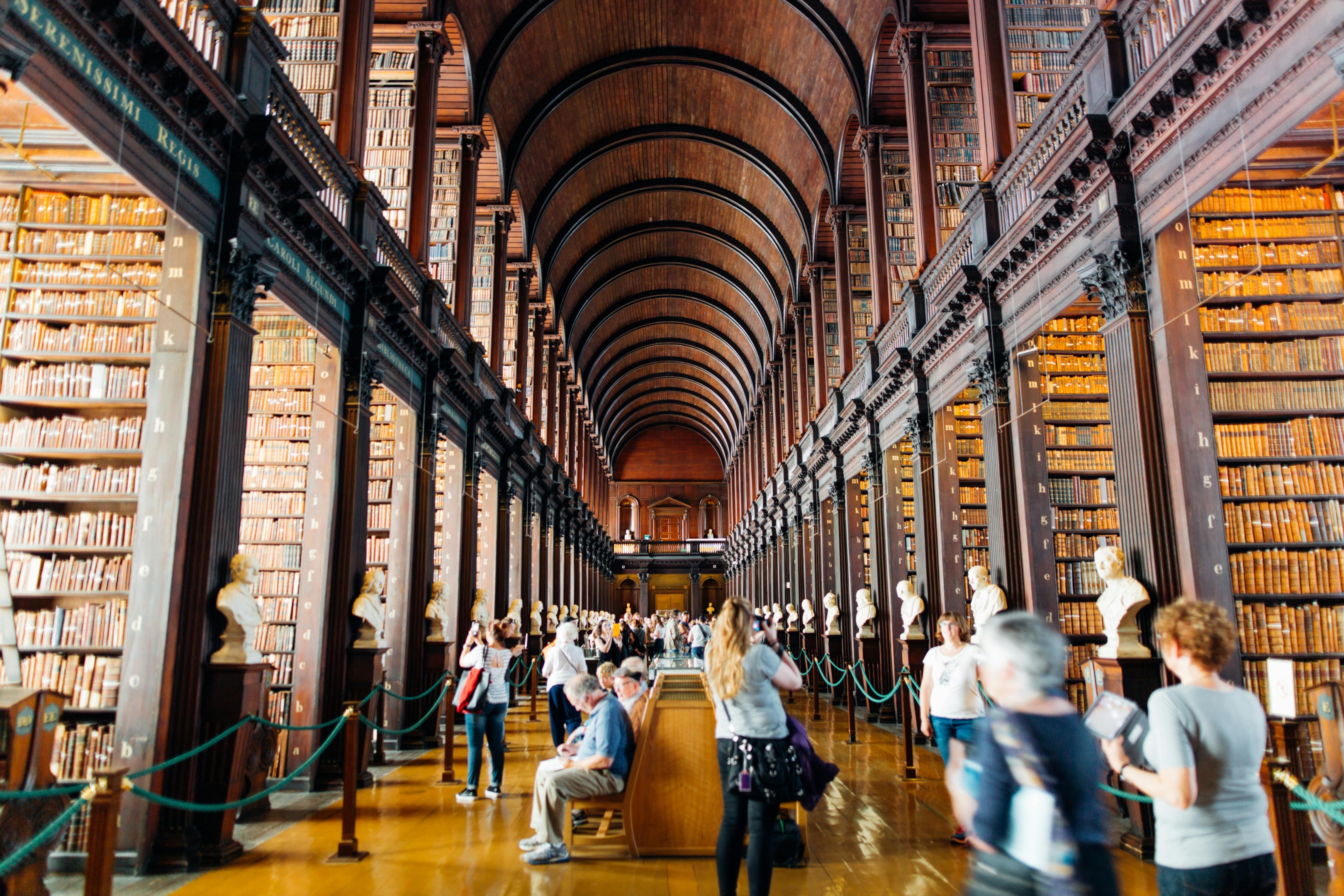 Une famille explorant Dublin, capturant des moments pendant leurs vacances.