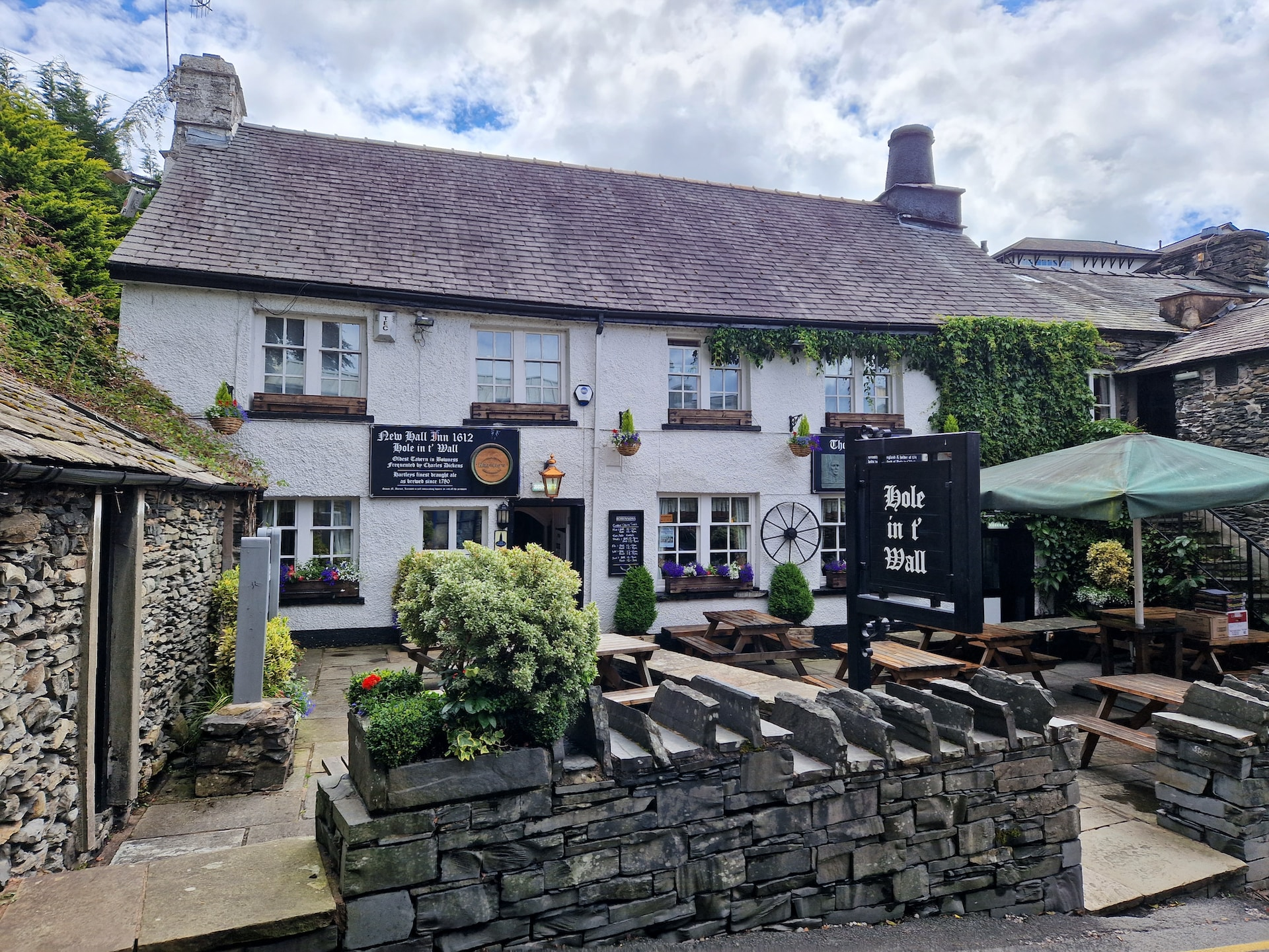 Photograph of a traditional British country pub with outdoor seating