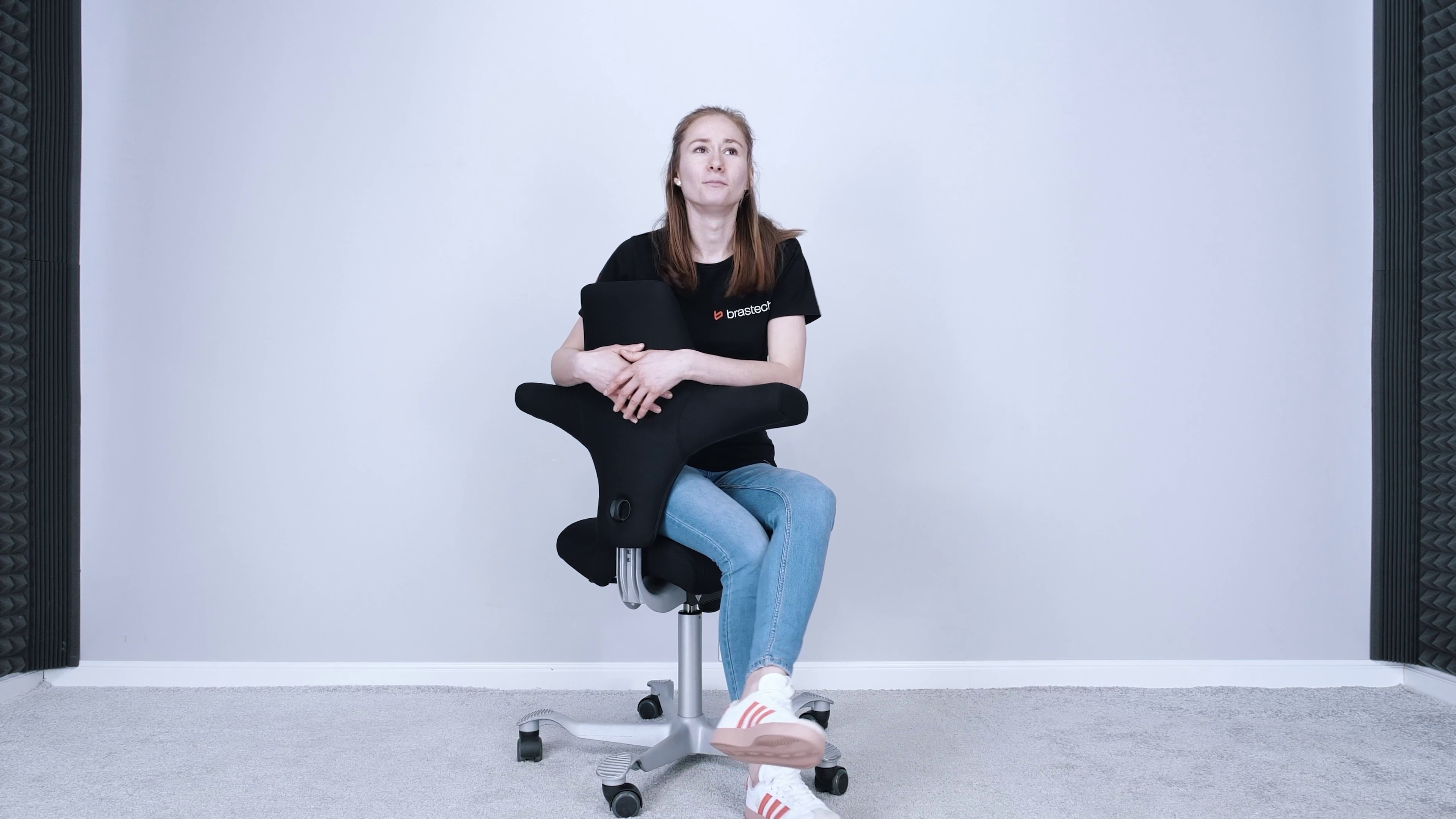 Ergonomiczny fotel biurowy – dlaczego prawdziwa ergonomia to ruch, a nie tylko regulacje? 3 Aktywne siedzenie w HAG Capisco. Źródło: Brastech