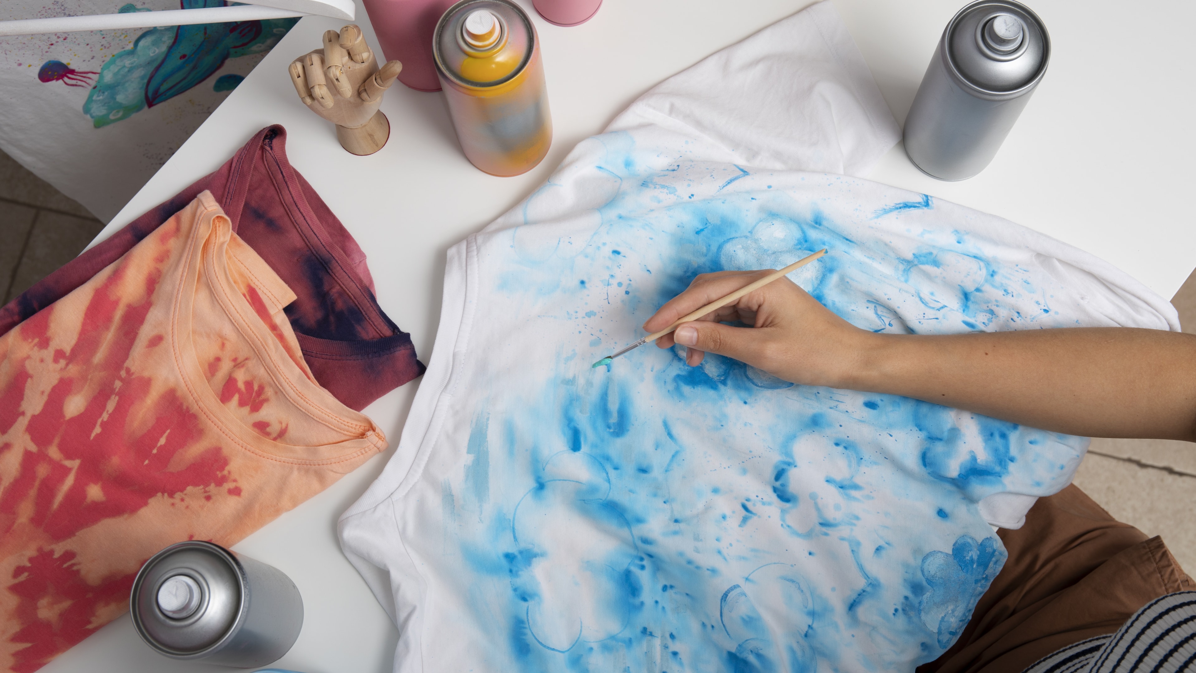 Na zdjęciu profesjonalne farbowanie koszulek z malowaniem.