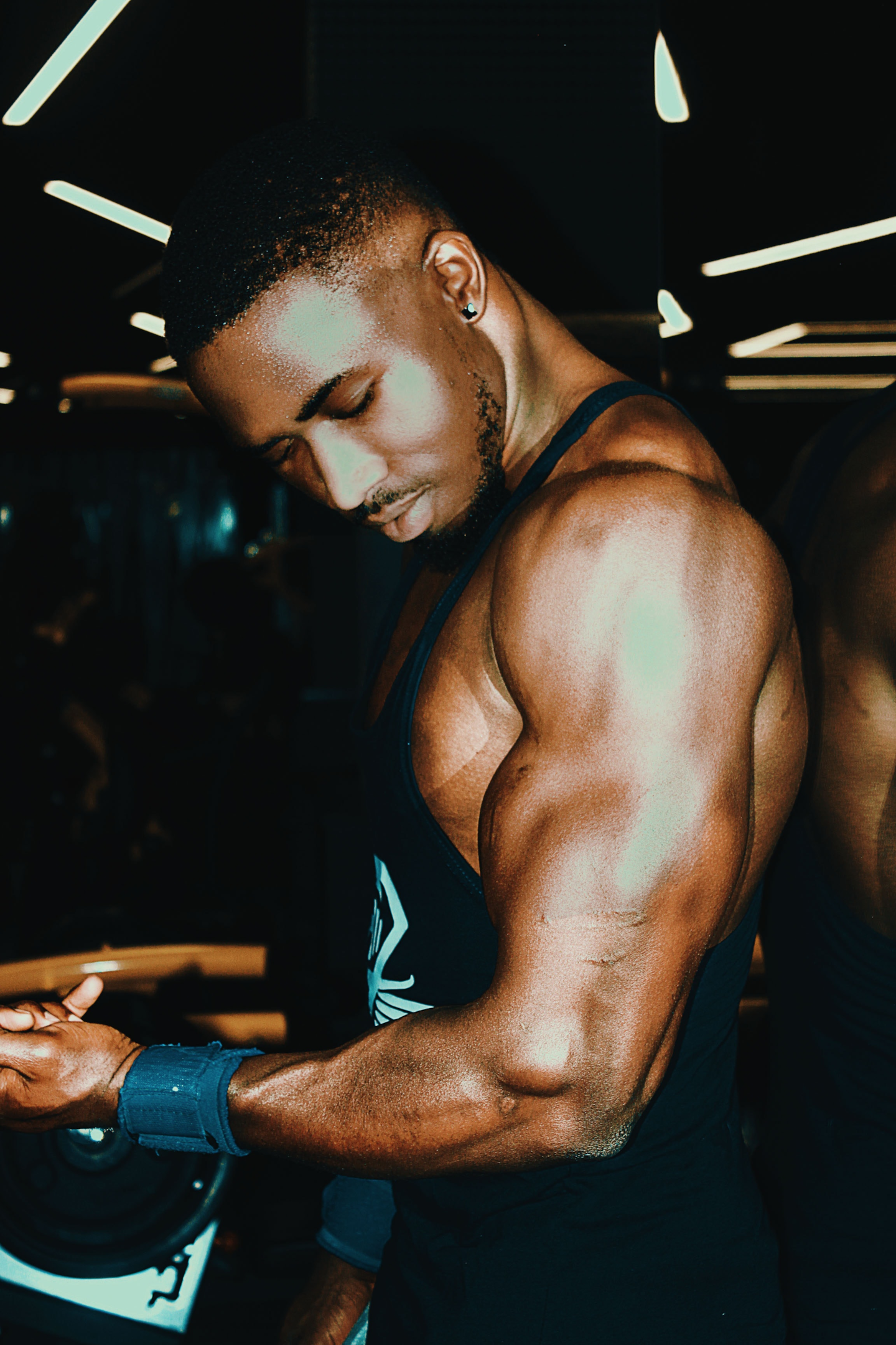 Homem segurando halteres. Foto de josef pascal, Pexels.