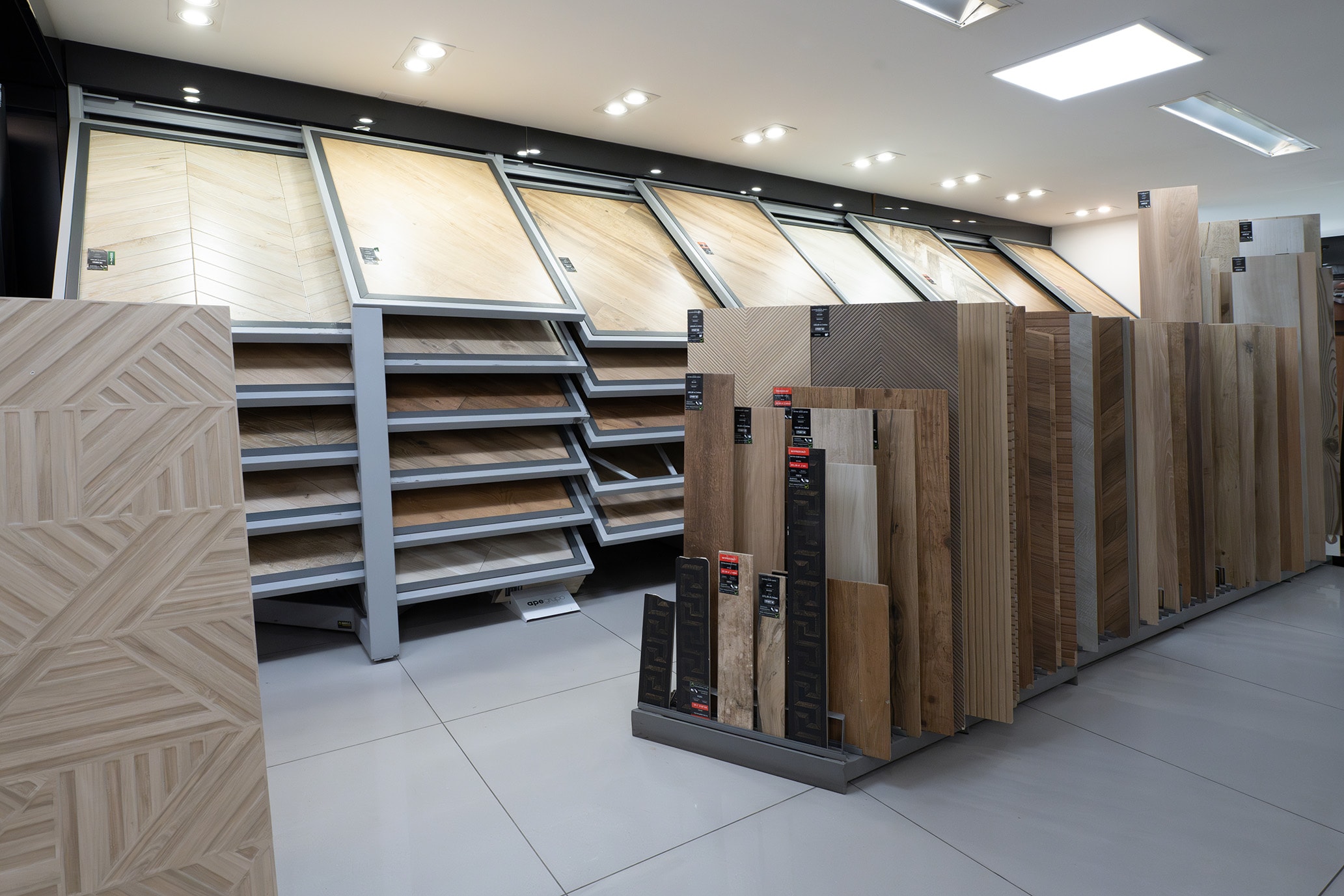 Duży wybór płytek drewnopodobnych oraz imitujących kamień i drewno w sklepie Mera.