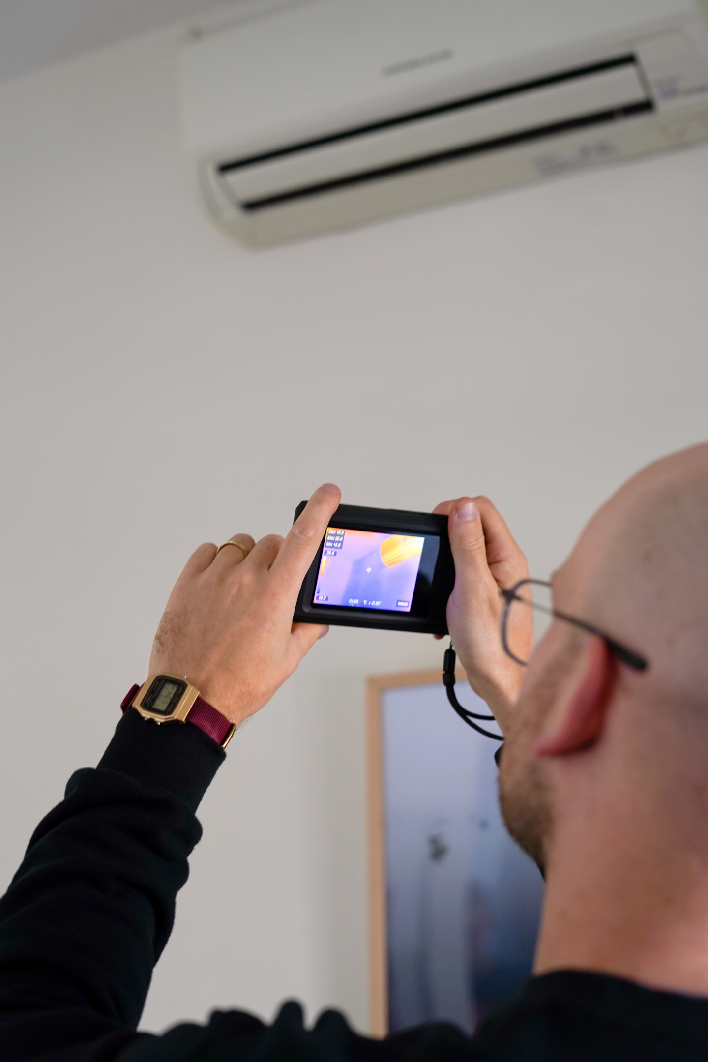 A Jouleia expert using an infrared camera. 
