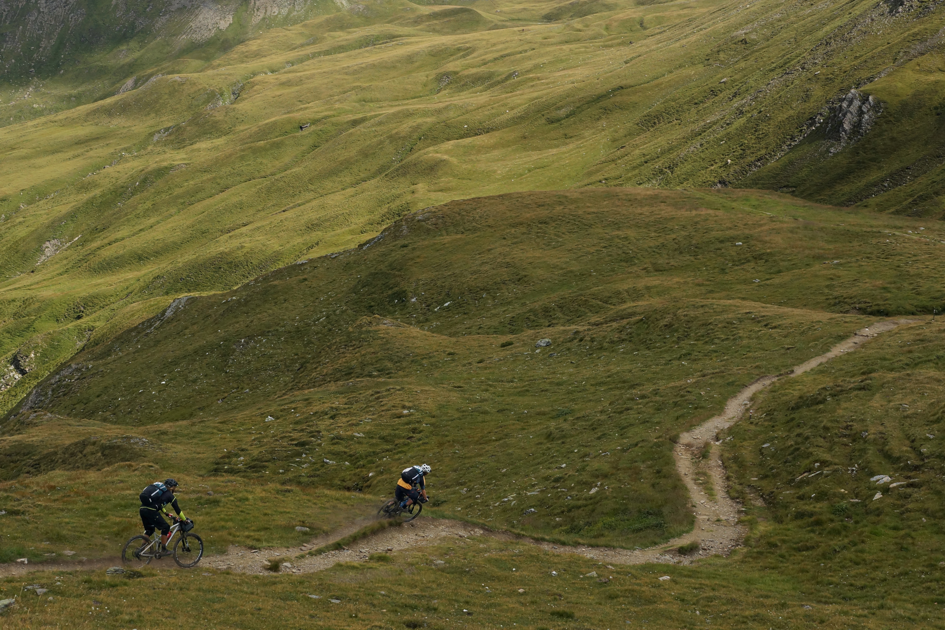 Ciclistas praticando mountain bike. Foto de Sebastian Marx, Unsplash.