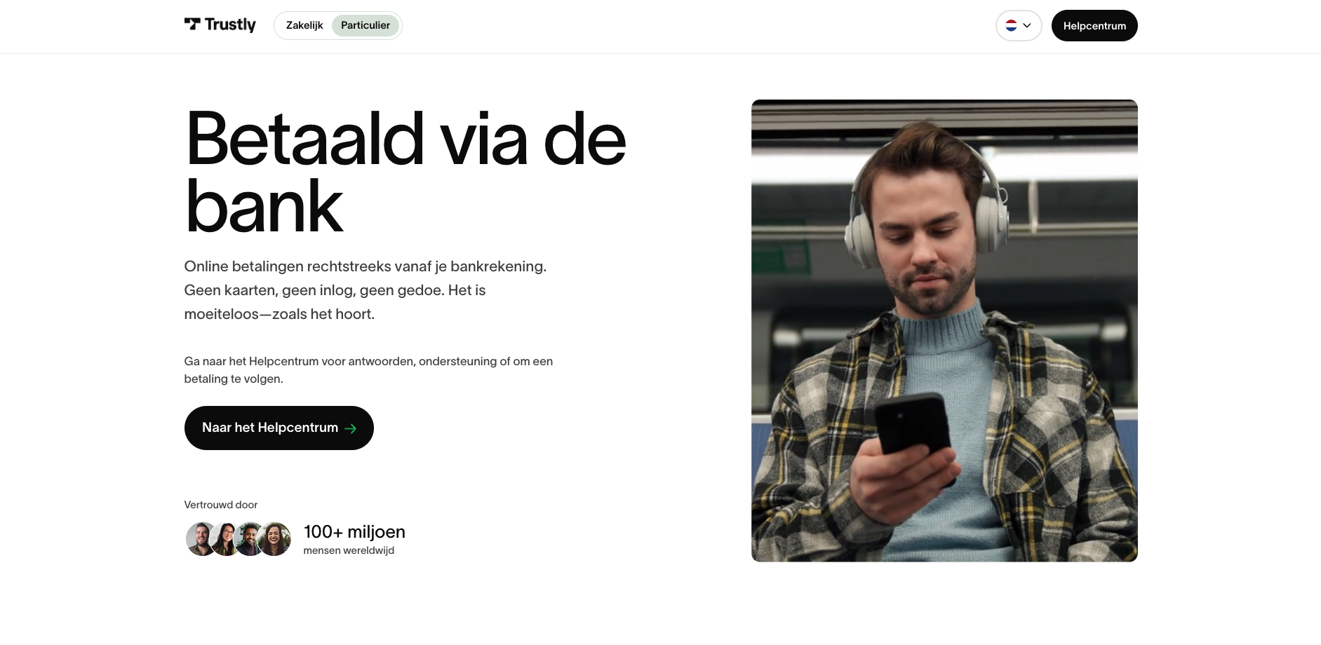Trustly-website over betalen via de bank, met een man die zijn telefoon gebruikt.