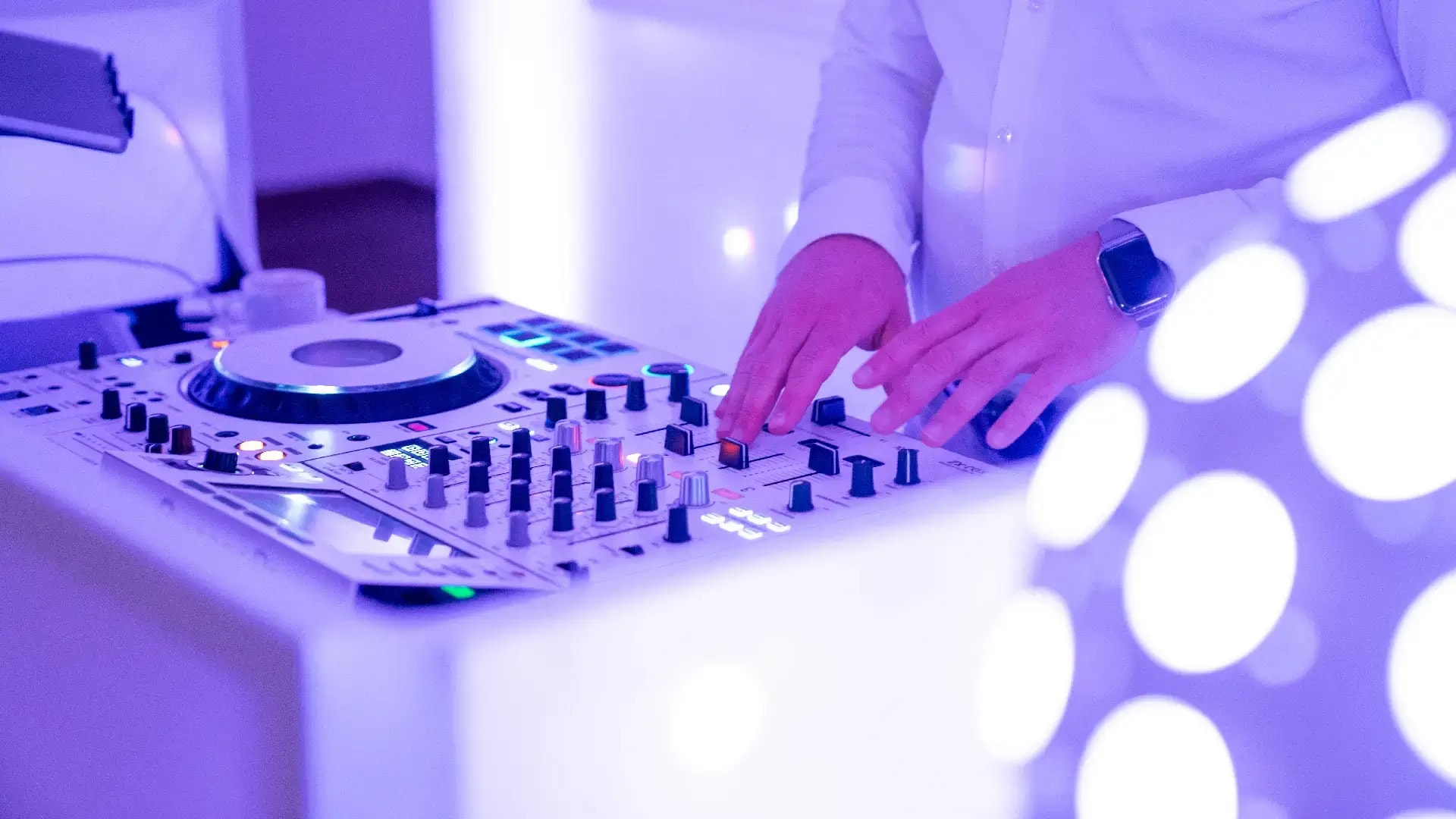 Weißes DJ Pult von Pioneer, bedient von dem Hochzeits DJ Nathan White