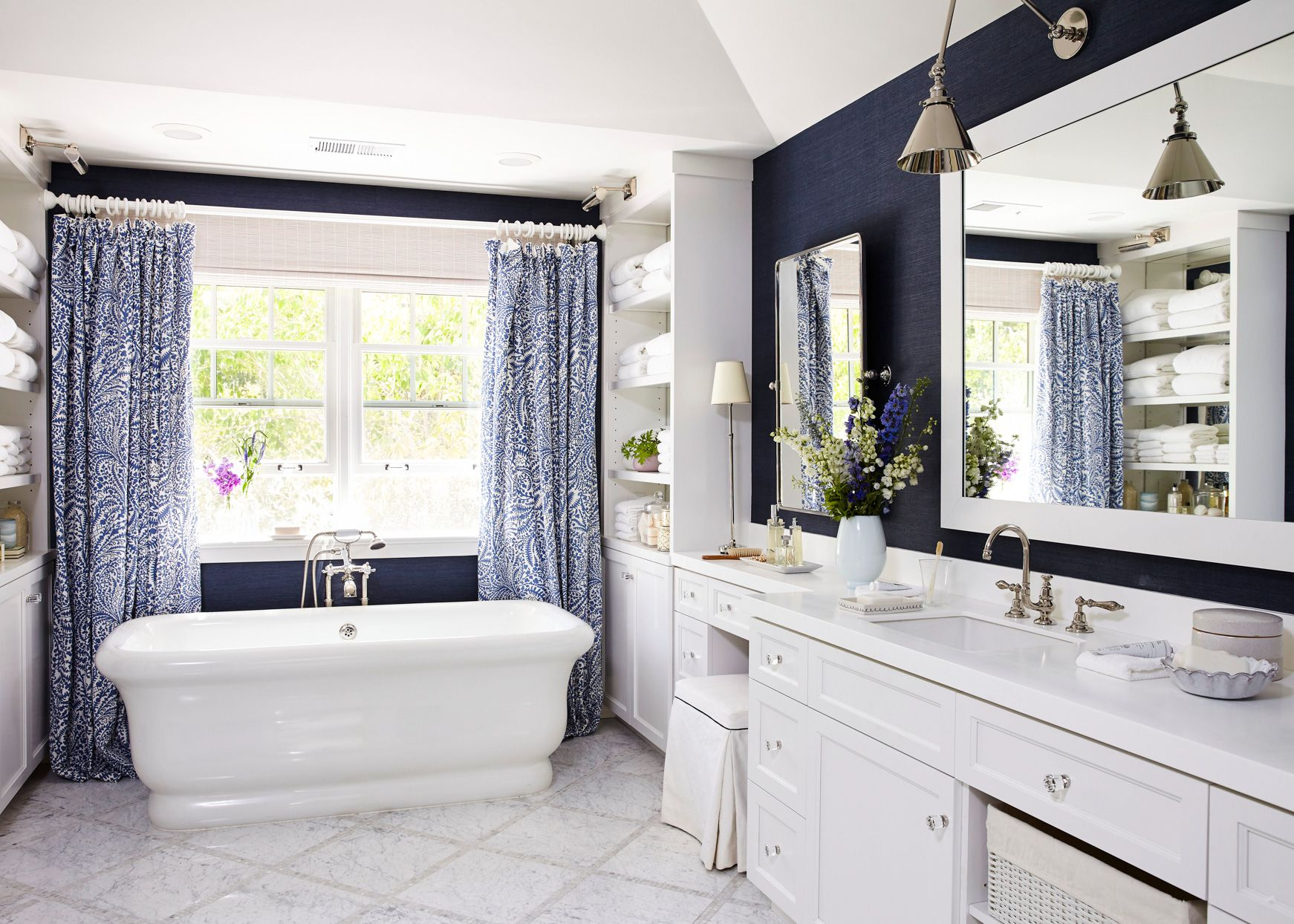Contoh desain kamar mandi dengan sentuhan warna navy sebagai aksen dinding via Better Home & Garden