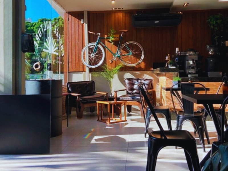 Ambiente interno Subverso Coffee em Goiânia. Imagem: Reprodução Instagram.