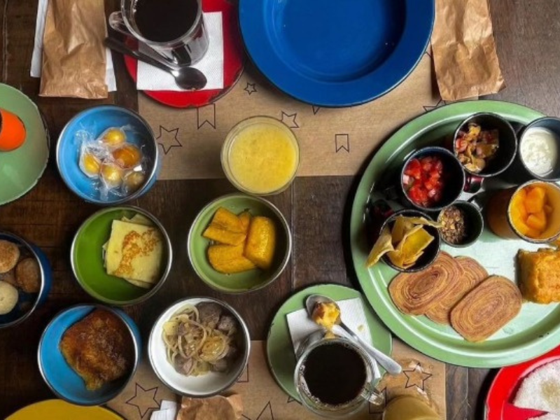 Mesa repleta de pratos típicos do Nordeste brasileiro. Imagem: Reprodução Instagram. 