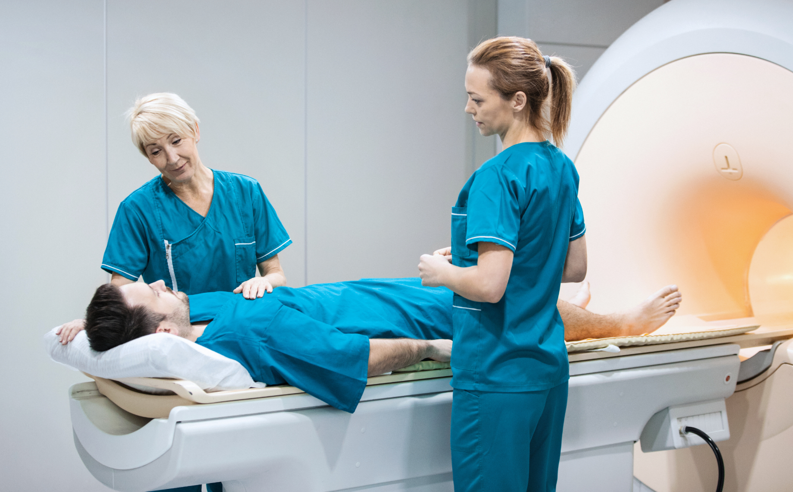 patient inför en MR undersökning