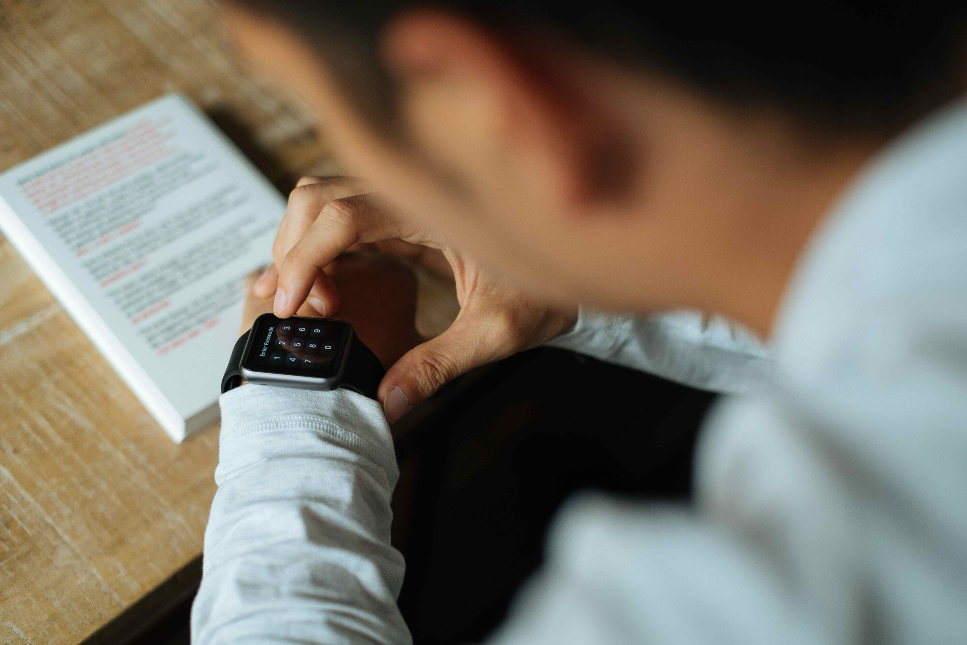 homme regardant sa smartwatch
