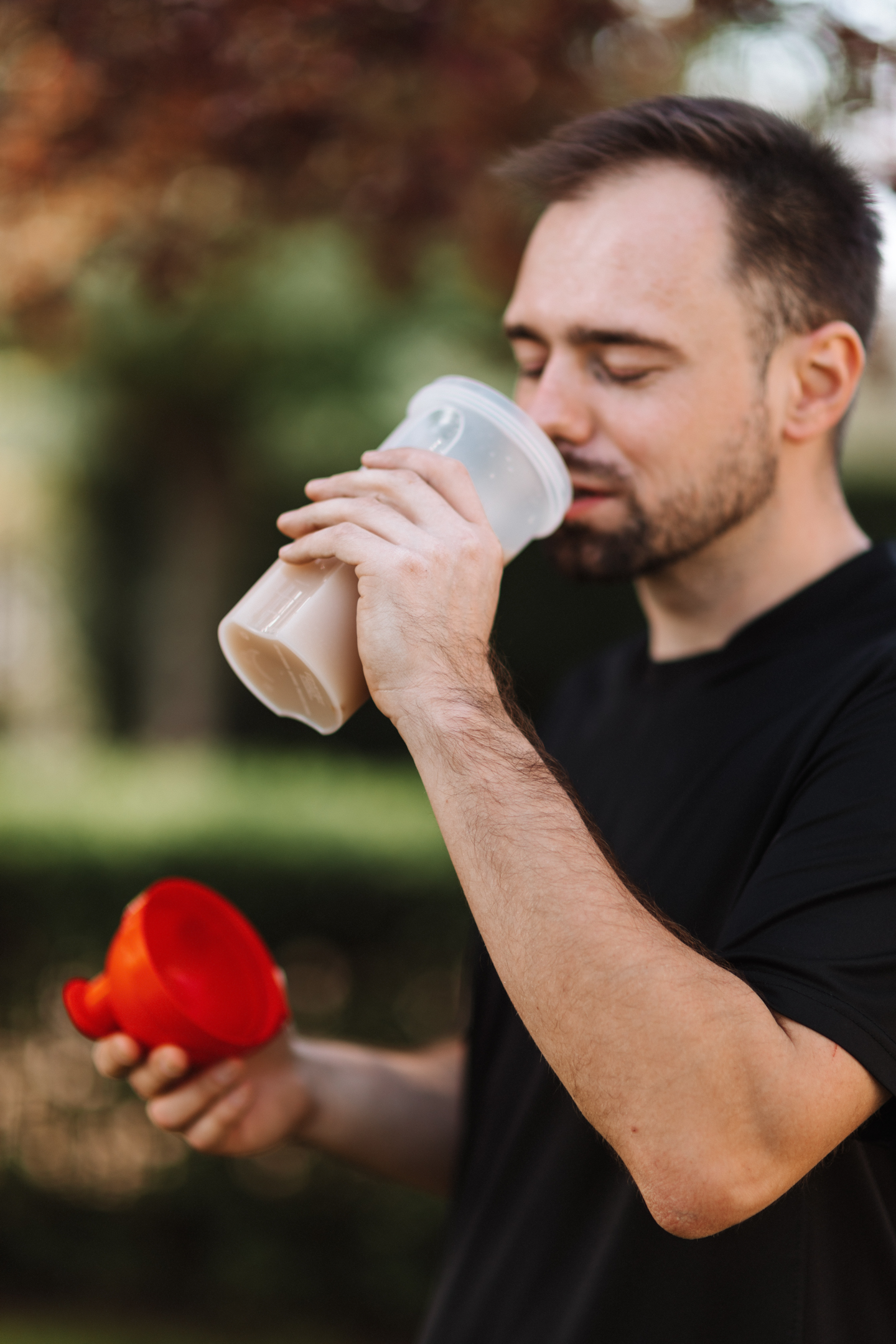 Homem bebendo um shake. Foto de Karolina Grabowska, Pexels.
