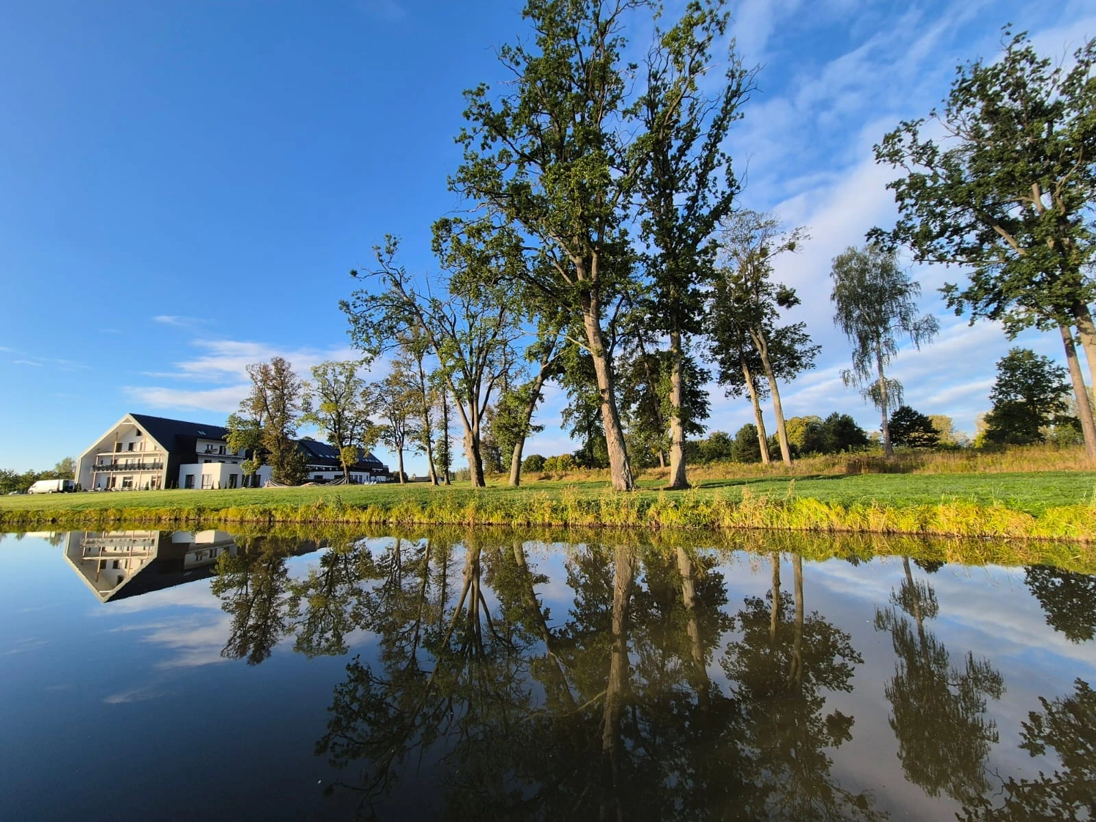 Hotel z widokiem na plaże i jezioro Mazury